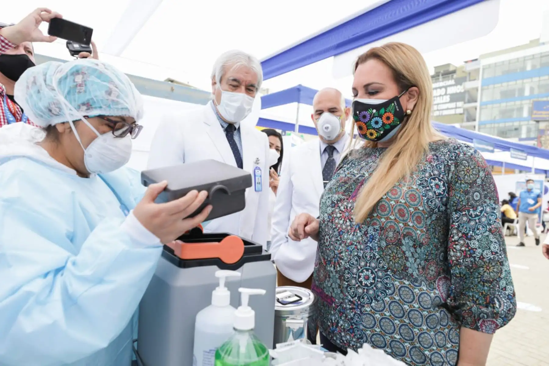 La presidenta ejecutiva de Essalud, Fiorella Molinelli supervisa la campaña “ Navidad Segura”que se realiza en el Emporio  Comercial de Gamarra, aplicando más de 1000 pruebas moleculares, vacunación, nutrición y consejería psicológica.
Foto: Essalud