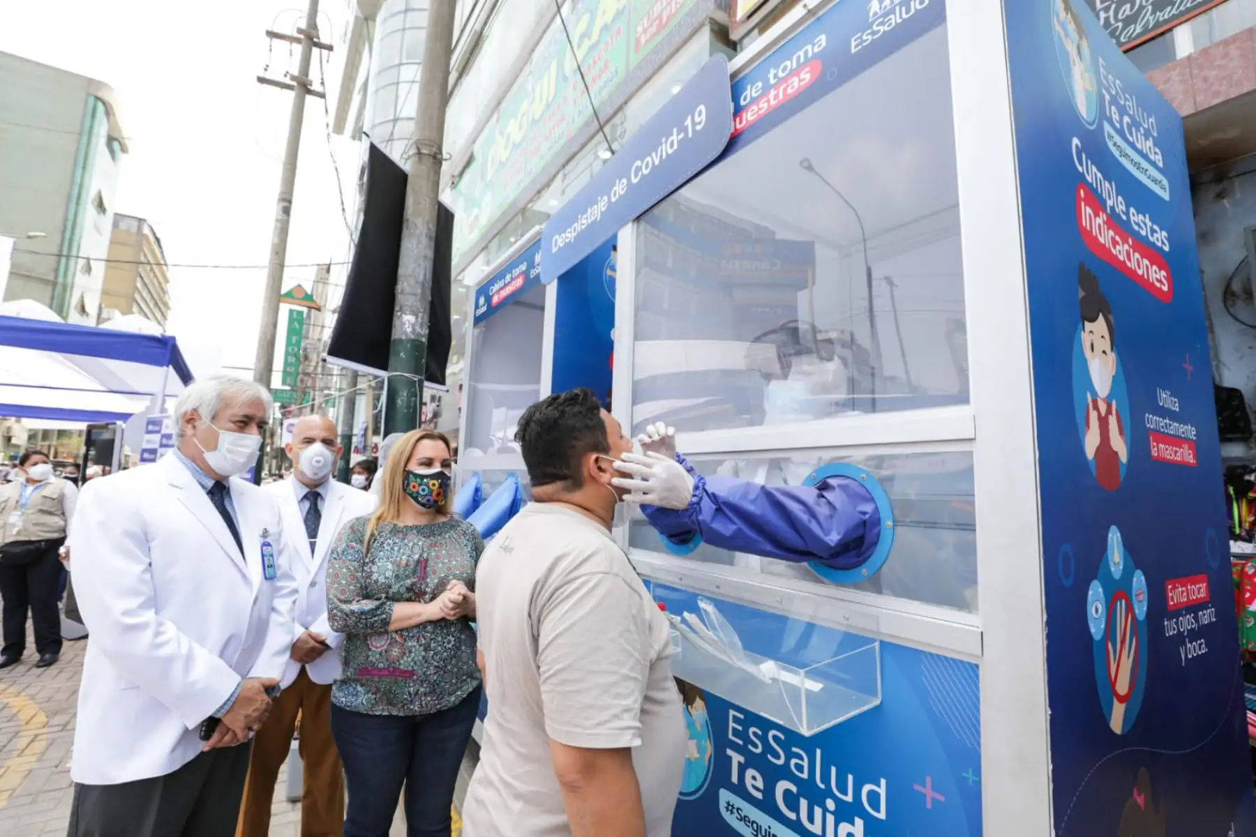 La presidenta ejecutiva de Essalud, Fiorella Molinelli supervisa la campaña “ Navidad Segura”que se realiza en el Emporio  Comercial de Gamarra, aplicando más de 1000 pruebas moleculares, vacunación, nutrición y consejería psicológica.
Foto: Essalud