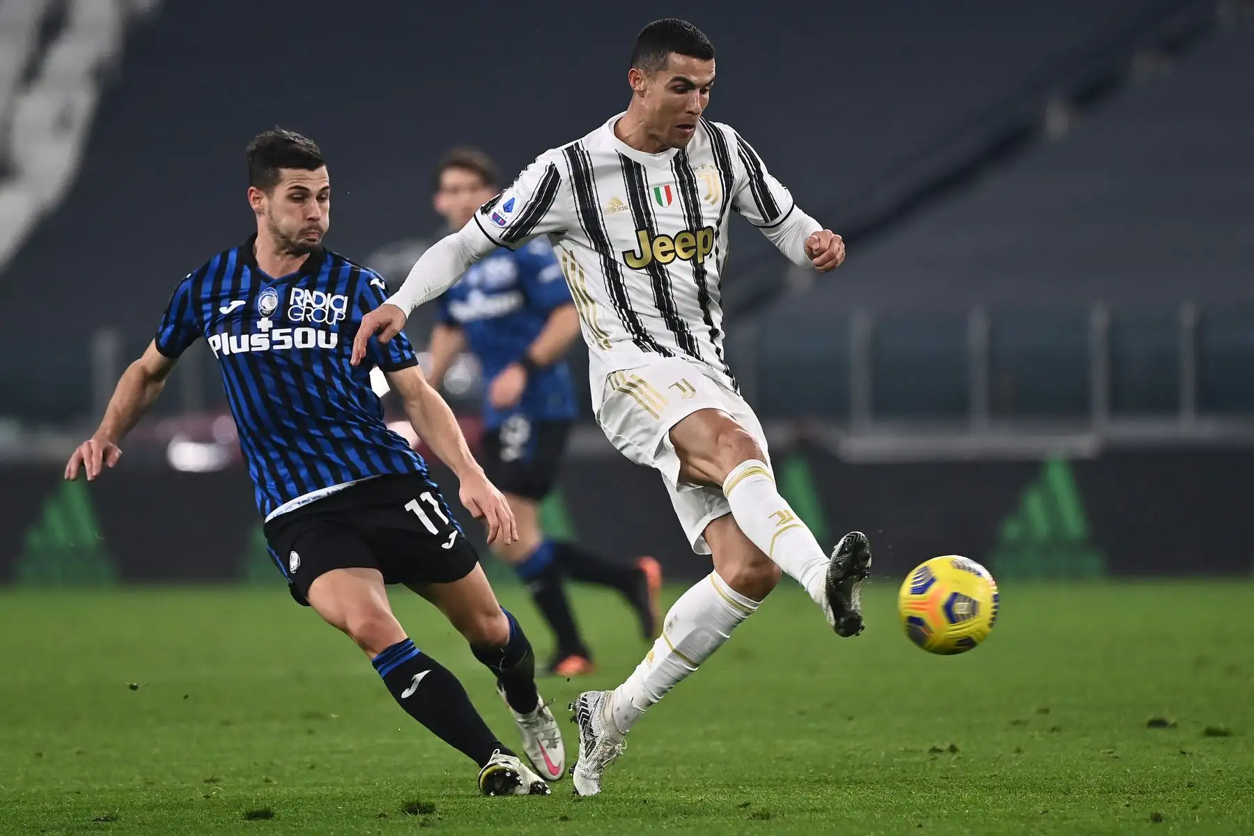 El delantero portugués de la Juventus, Cristiano Ronaldo, supera al mediocampista suizo de Atalanta Remo Freuler durante el partido de fútbol de la Serie A italiana. Foto: AFP