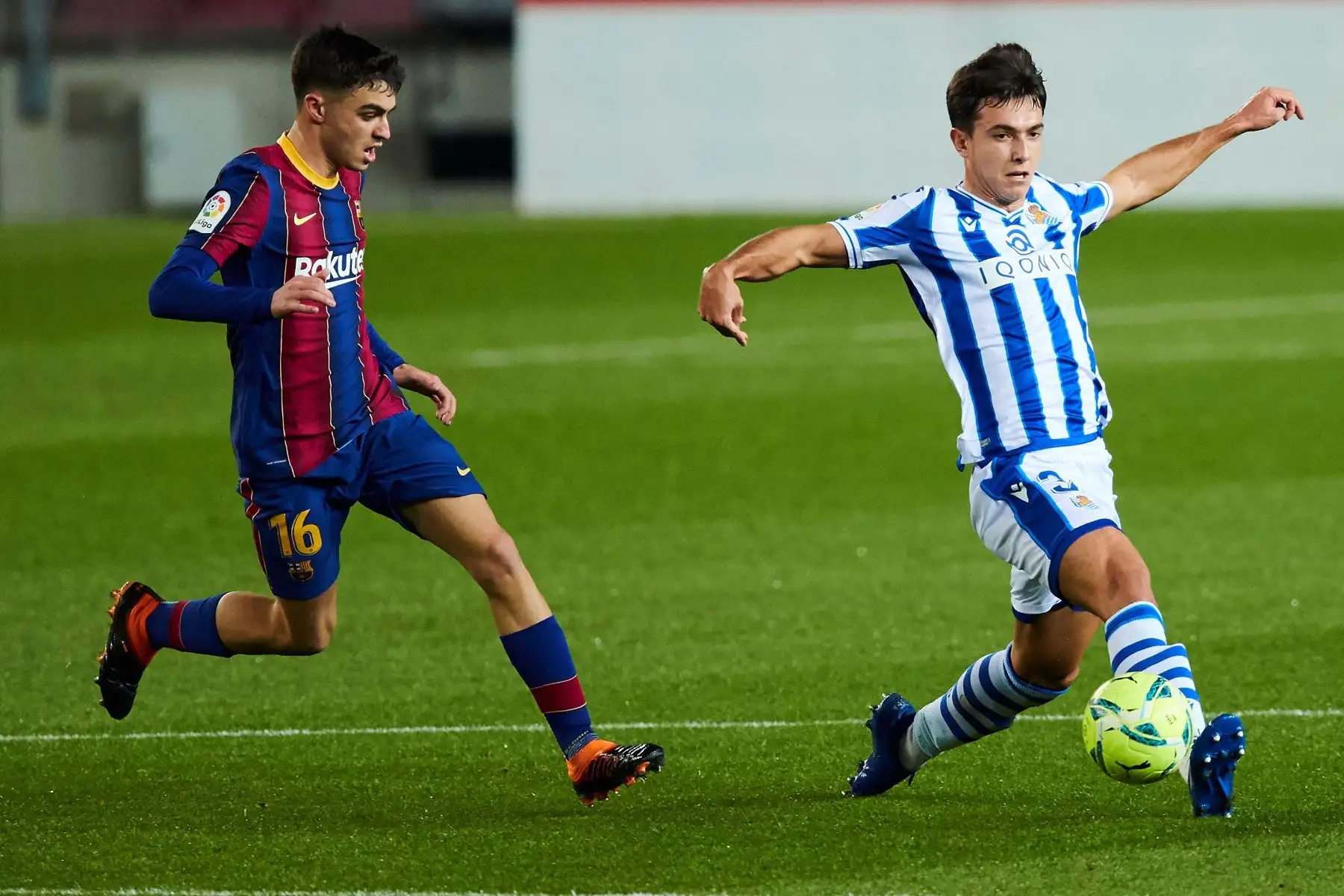 El centrocampista del FC Barcelona Pedri pelea la  posesión del balón con Marreno del Real Sociedad durante un encuentro correspondiente a la decimonovena jornada de la LaLiga Santander. Foto: EFE