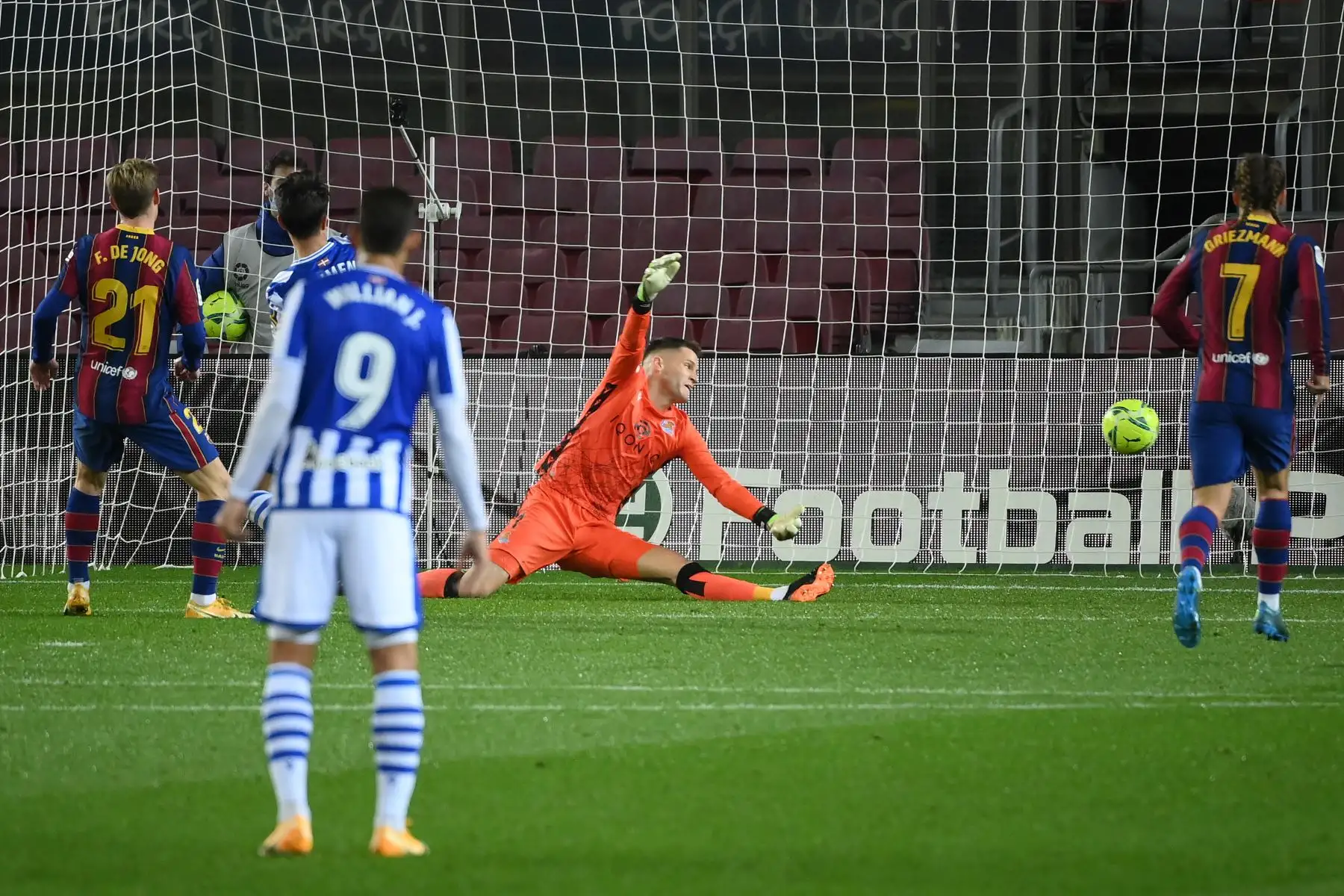 El centrocampista holandés de Barcelona Frenkie De Jong marca un gol durante el partido de fútbol de la liga española. Foto: AFP