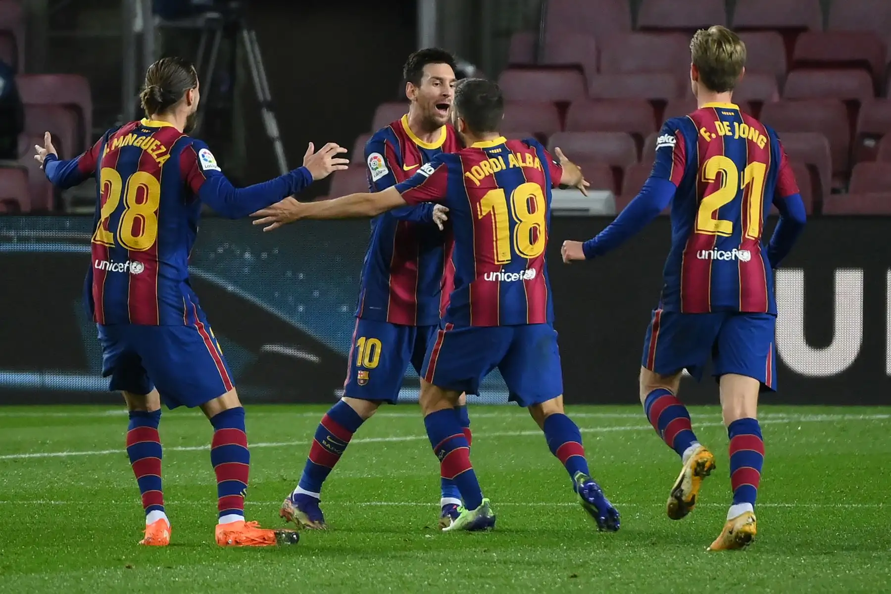 El defensa español del Barcelona Jordi Alba celebra su gol con el delantero argentino del Barcelona Lionel Messi durante el partido de fútbol de la liga española. Foto: AFP