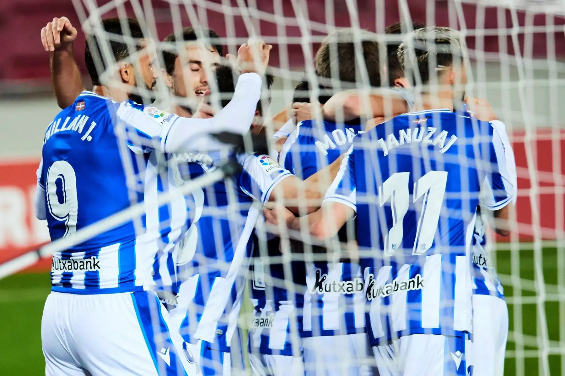 El delantero brasileño de la Real Sociedad Willian José (celebra con sus compañeros tras anotar el 0-1 durante un encuentro correspondiente a la decimonovena jornada de la LaLiga. Foto: EFE