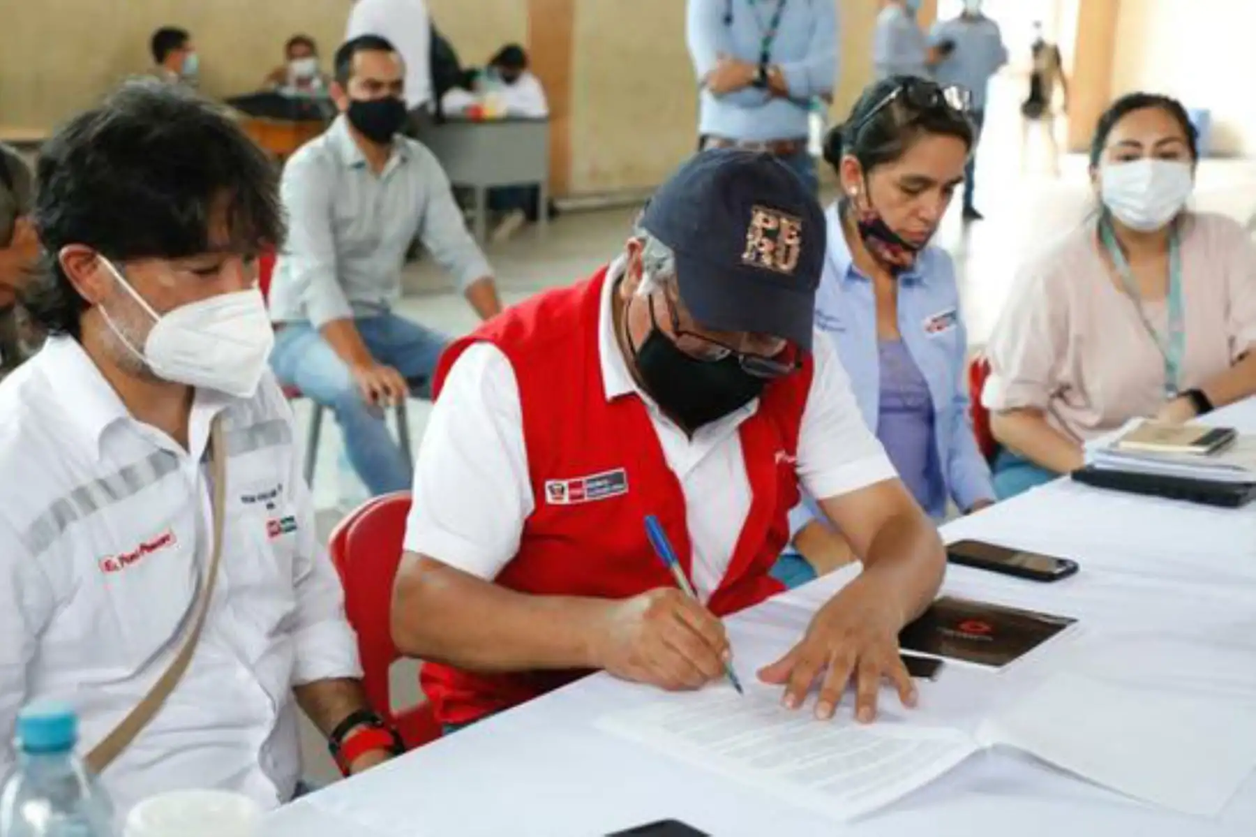 El viceministro de Hidrocarburos presidió comitiva del Estado que acordó con las comunidades indígenas continuar las reuniones técnicas en Lima e Iquitos, como parte del proceso de consulta previa. Foto: ANDINA/Difusión
