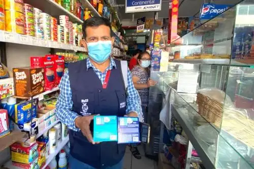 Personal de Salud Ambiental de Lambayeque inspecciona locales comerciales en busca de panetones con moho que deben salir del mercado. Foto: ANDINA/Difusión