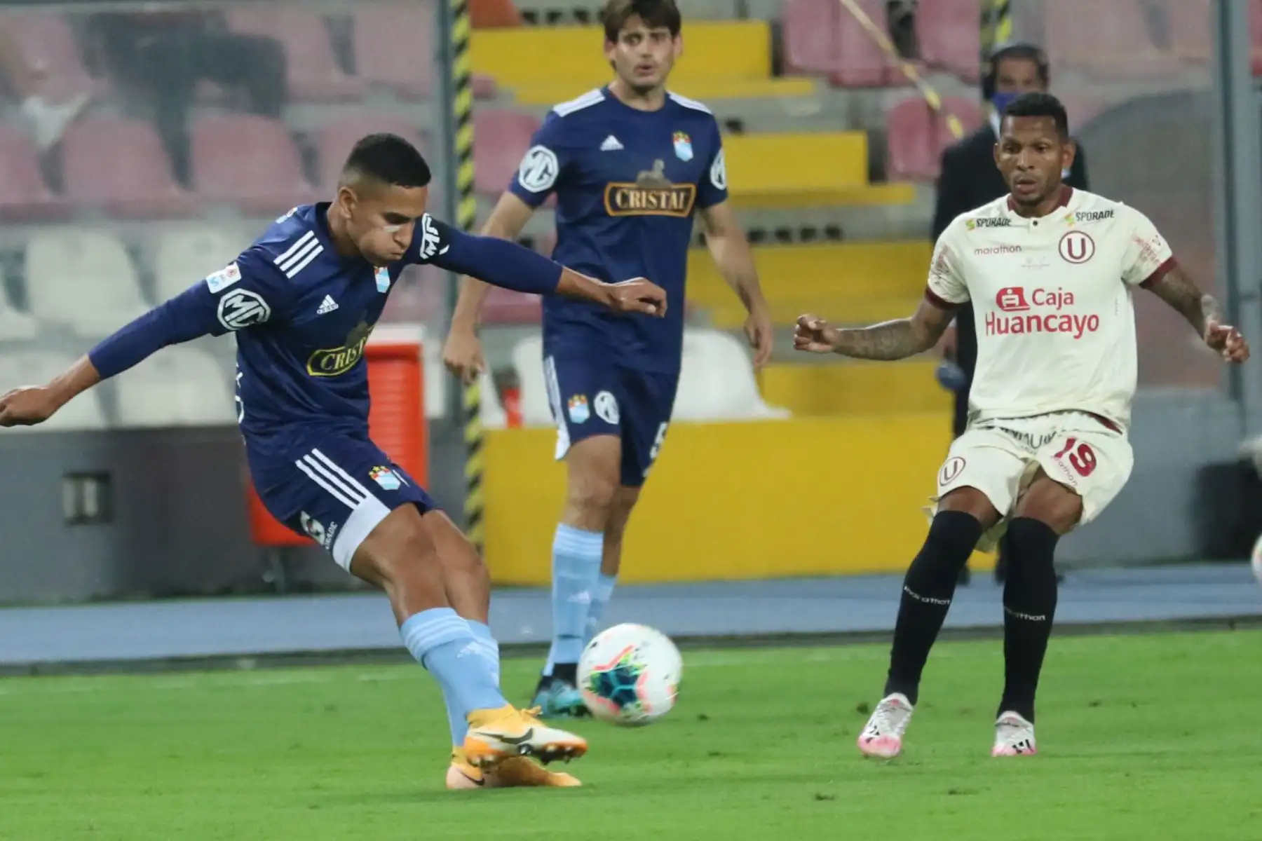 El futbolista Quinteros de  Universitario , disputa la pelota con el jugador  de  Sporting Cristal, durante el partido por la el título nacional de la  Liga 1 del Torneo Apertura 2020, en el Estadio Nacional.  
Foto: Liga 1 FPF El futbolista Quinteros de  Universitario , disputa la pelota con el jugador  de  Sporting Cristal, durante el partido por la el título nacional de la  Liga 1 del Torneo Apertura 2020, en el Estadio Nacional.  
Foto: Liga 1 FPF
