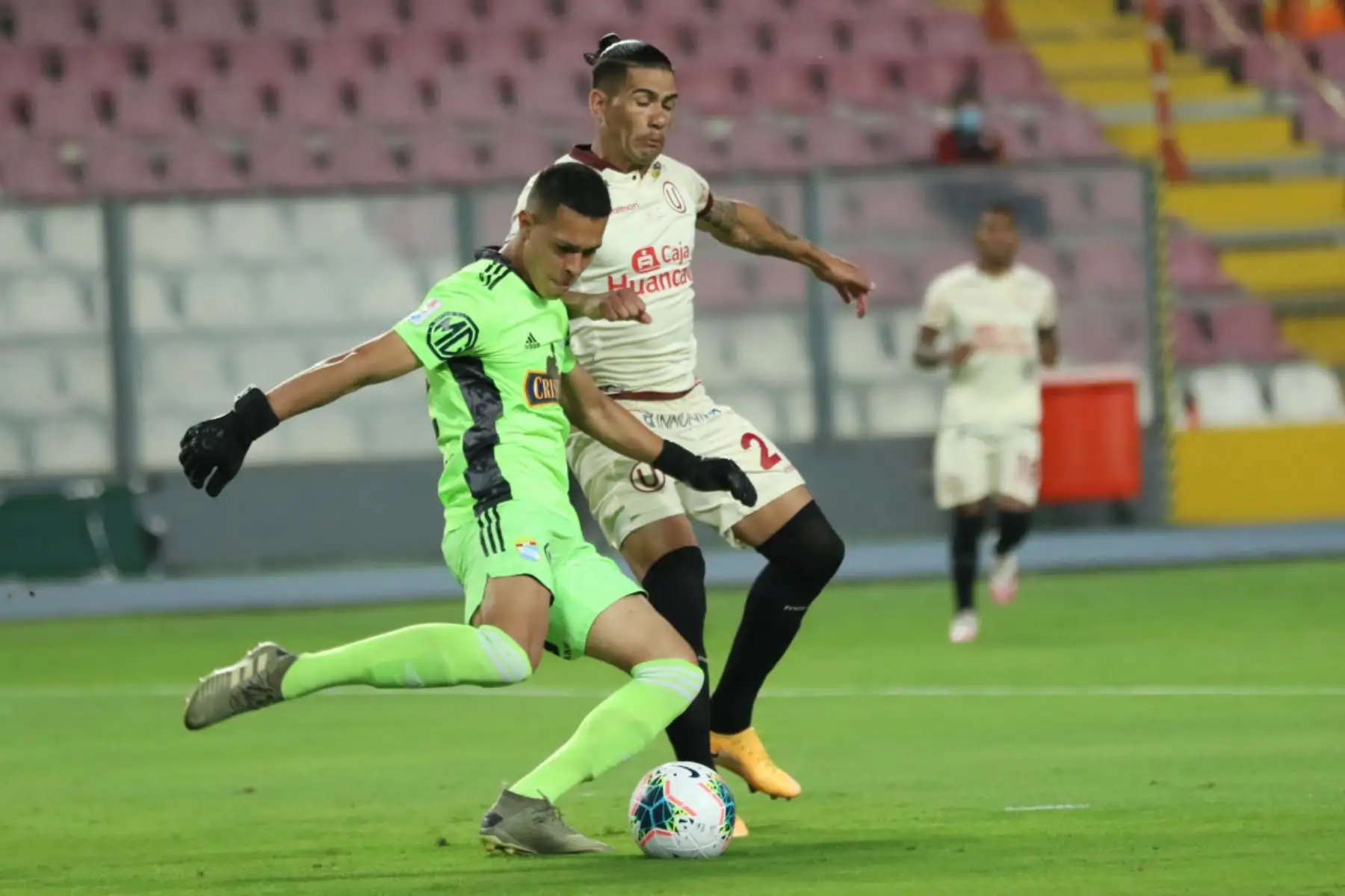 El futbolista Do Santos de  Universitario , disputa la pelota con el jugador de  Sporting Cristal, durante el partido por la el título nacional de la  Liga 1 del Torneo Apertura 2020, en el Estadio Nacional.  
Foto: Liga 1 FPF El futbolista Do Santos de  Universitario , disputa la pelota con el jugador de  Sporting Cristal, durante el partido por la el título nacional de la  Liga 1 del Torneo Apertura 2020, en el Estadio Nacional.  
Foto: Liga 1 FPF
