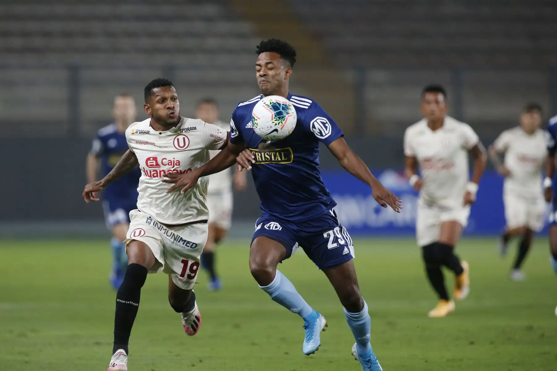El futbolista Quinteros de  Universitario , disputa la pelota con el jugador  de  Sporting Cristal, durante el partido por la el título nacional de la  Liga 1 del Torneo Apertura 2020, en el Estadio Nacional.  
Foto: Liga 1 FPF El futbolista Quinteros de  Universitario , disputa la pelota con el jugador  de  Sporting Cristal, durante el partido por la el título nacional de la  Liga 1 del Torneo Apertura 2020, en el Estadio Nacional.  
Foto: Liga 1 FPF