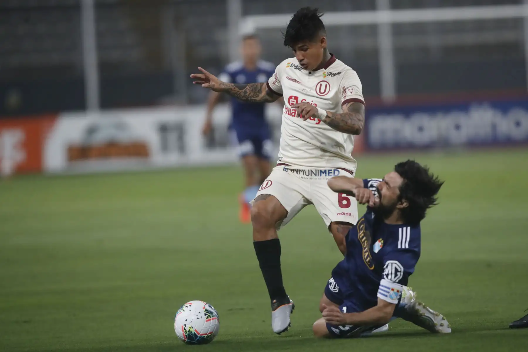 El futbolista A. Alfageme  de  Universitario , disputa la pelota con Cazulo  de  Sporting Cristal, durante el partido por la el título nacional de la  Liga 1 del Torneo Apertura 2020, en el Estadio Nacional.  
Foto: Liga 1 FPF El futbolista A. Alfageme  de  Universitario , disputa la pelota con Cazulo  de  Sporting Cristal, durante el partido por la el título nacional de la  Liga 1 del Torneo Apertura 2020, en el Estadio Nacional.  
Foto: Liga 1 FPF