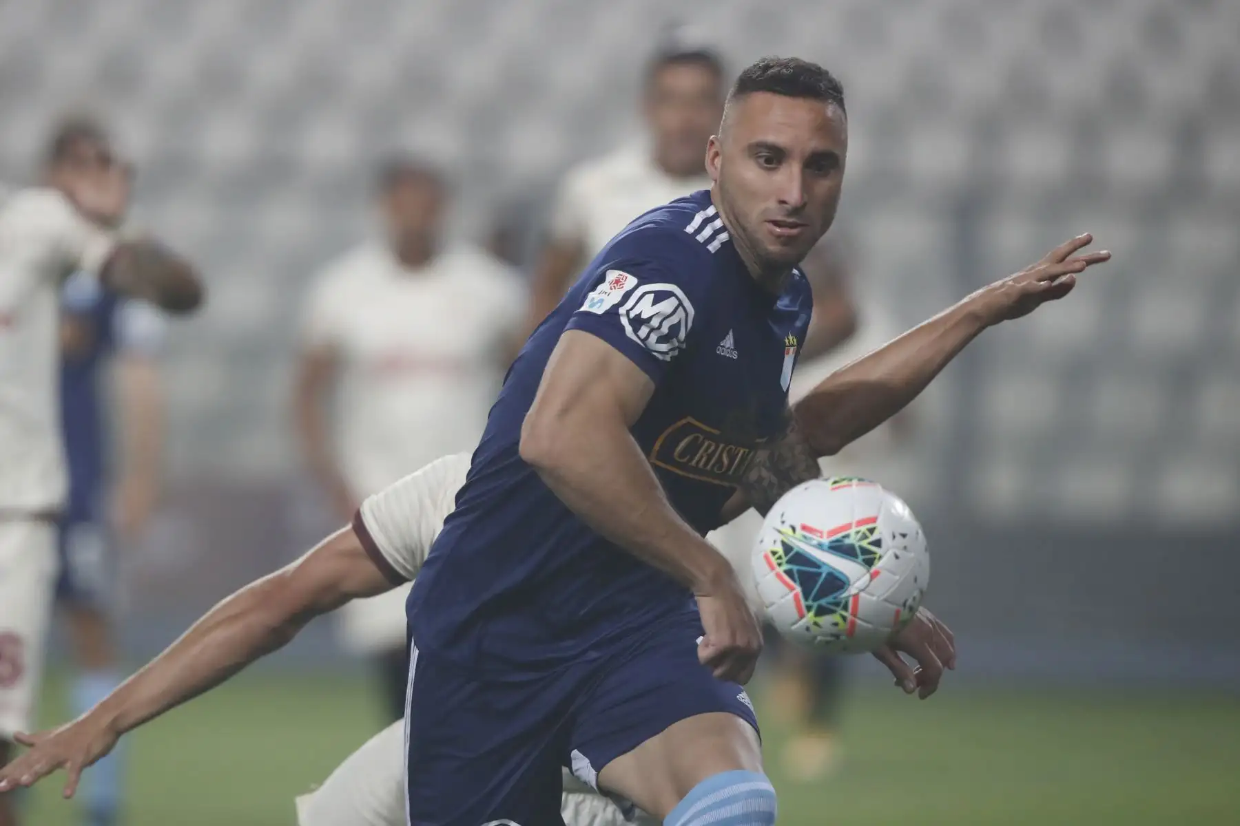 El futbolista Herrera  de  Sporting Cristal , disputa la pelota con el jugador de Universitario , durante el partido por la el título nacional de la  Liga 1 del Torneo Apertura 2020, en el Estadio Nacional.  
Foto: Liga 1 FPF El futbolista Herrera  de  Sporting Cristal , disputa la pelota con el jugador de Universitario , durante el partido por la el título nacional de la  Liga 1 del Torneo Apertura 2020, en el Estadio Nacional.  
Foto: Liga 1 FPF