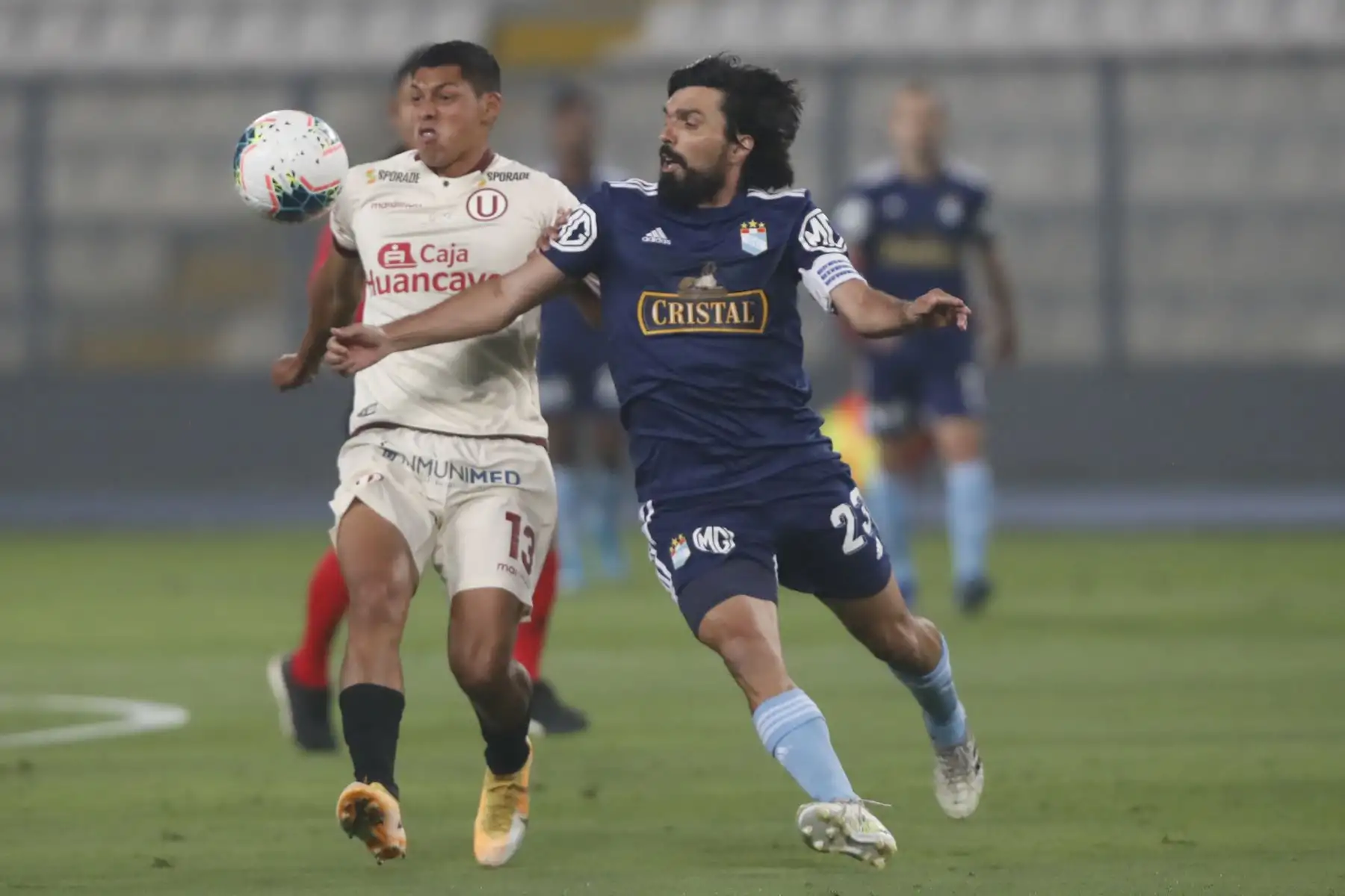 El futbolista Cazulo de  Sporting Cristal  , disputa la pelota con el jugador de  Universitario, durante el partido por la el título nacional de la  Liga 1 del Torneo Apertura 2020, en el Estadio Nacional.  
Foto: Liga 1 FPF El futbolista Cazulo de  Sporting Cristal  , disputa la pelota con el jugador de  Universitario, durante el partido por la el título nacional de la  Liga 1 del Torneo Apertura 2020, en el Estadio Nacional.  
Foto: Liga 1 FPF