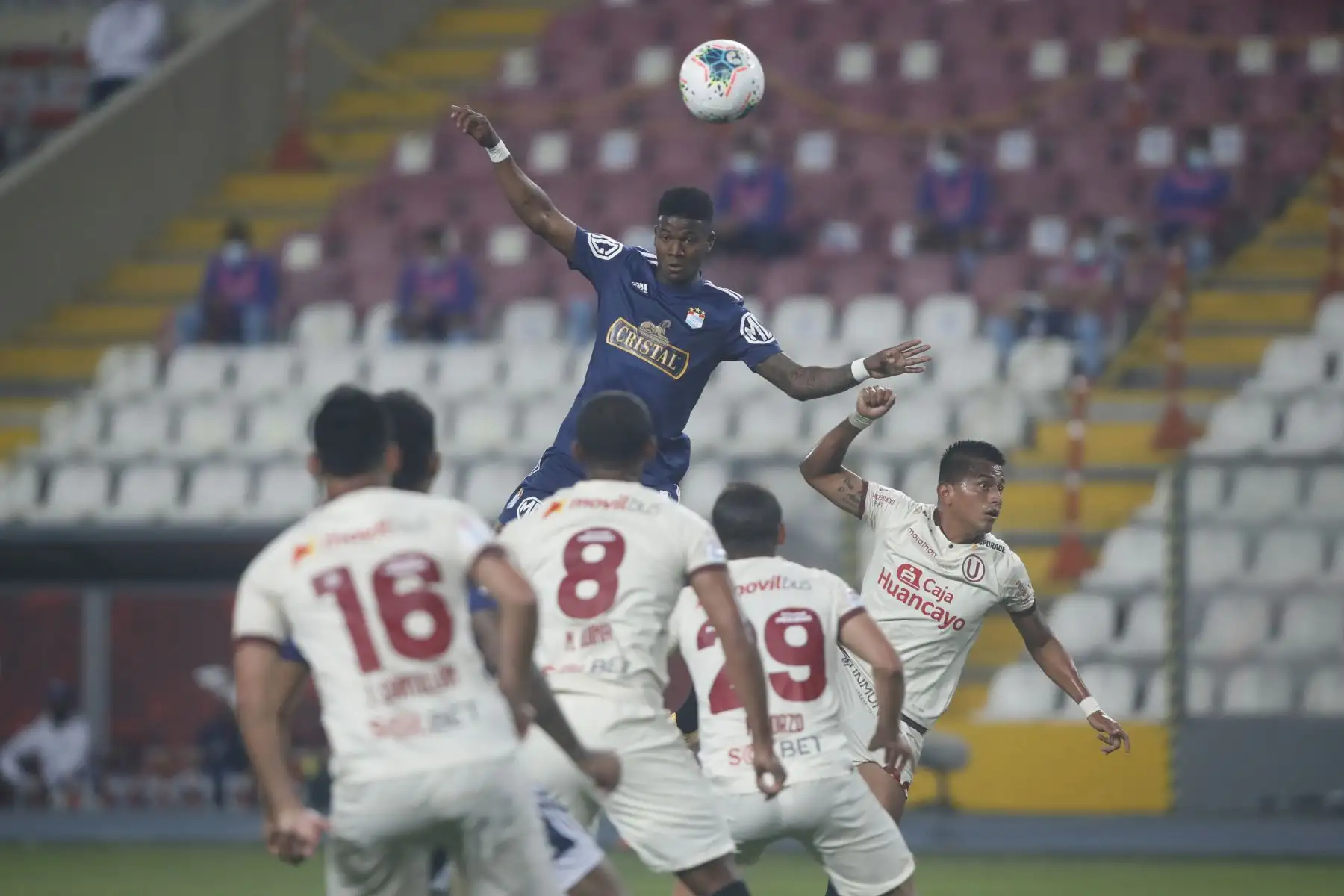 El futbolista Corozo de  Sporting Cristal , disputa la pelota con jugadores  de  Universitario , durante el partido por la el título nacional de la  Liga 1 del Torneo Apertura 2020, en el Estadio Nacional.  
Foto: Liga 1 FPF El futbolista Corozo de  Sporting Cristal , disputa la pelota con jugadores  de  Universitario , durante el partido por la el título nacional de la  Liga 1 del Torneo Apertura 2020, en el Estadio Nacional.  
Foto: Liga 1 FPF