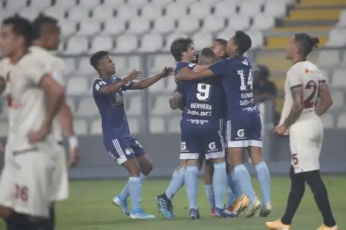 El futbolista Gianfranco Chávez de Sporting Cristal celebra su gol ante Universitario, durante el partido por el título nacional de la Liga 1 en el Estadio Nacional. Foto: Liga 1 FPF