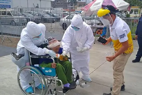 Salió entre aplausos del personal médico y familiares del Centro de Atención y Aislamiento Temporal (CAAT) implementado por el Proyecto Especial Legado Juegos Panamericanos y Paraparanamericanos, en el Hospital Hipólito Unanue de El Agustino, luego de una semana de cuidados especiales y tratamiento.  ANDINA/Proyecto Legado Lima 2019