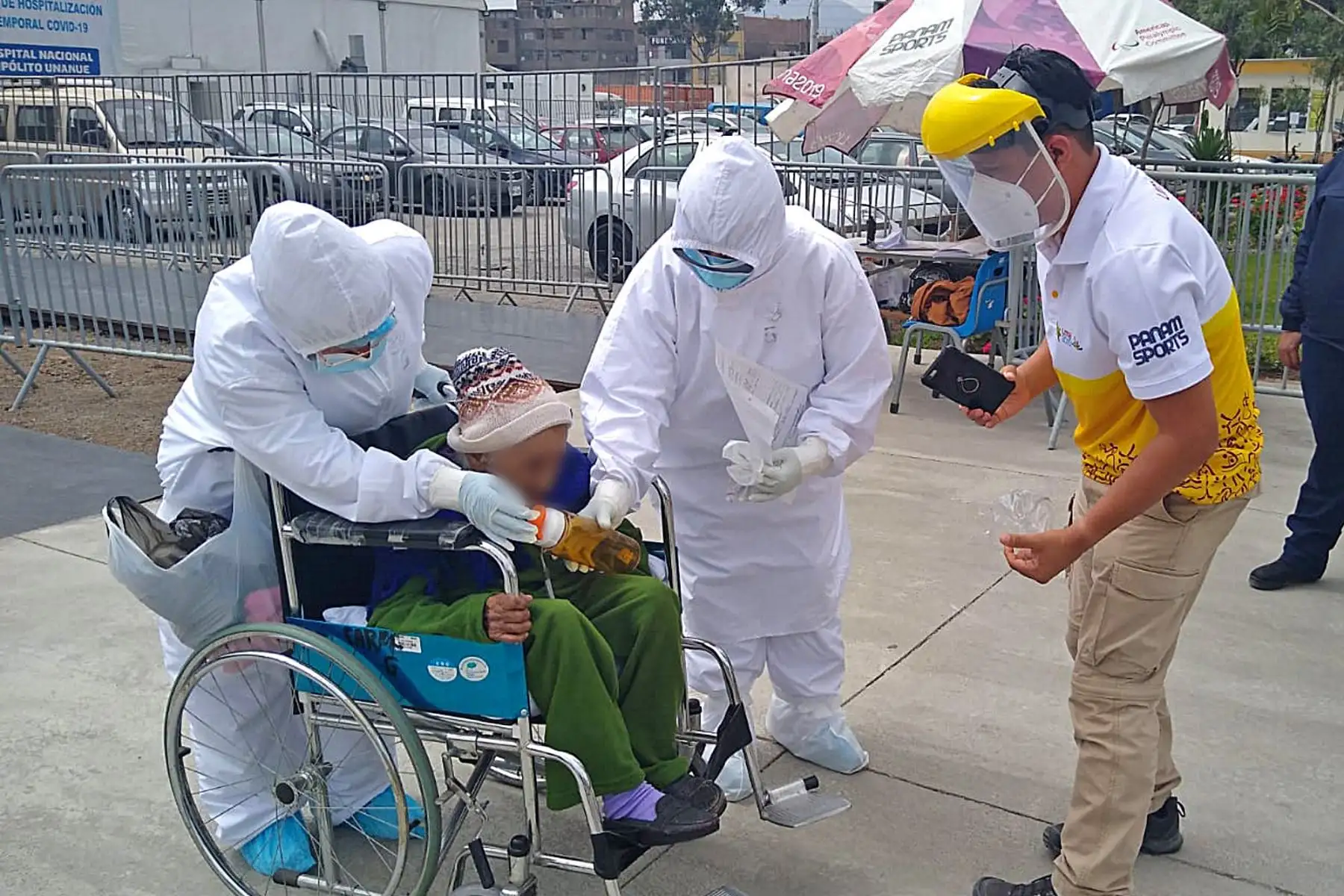 Salió entre aplausos del personal médico y familiares del Centro de Atención y Aislamiento Temporal (CAAT) implementado por el Proyecto Especial Legado Juegos Panamericanos y Paraparanamericanos, en el Hospital Hipólito Unanue de El Agustino, luego de una semana de cuidados especiales y tratamiento.  ANDINA/Proyecto Legado Lima 2019