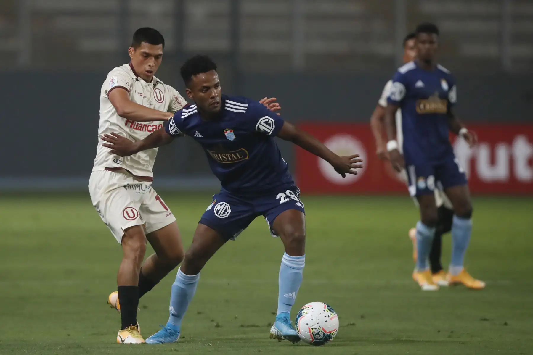 El futbolista J. Marchan de Sporting Cristal  , disputa la pelota con. el jugador de  Universitario durante el partido por la el título nacional de la  Liga 1 del Torneo Apertura 2020, en el Estadio Nacional.  
Foto: Liga 1 FPF El futbolista J. Marchan de Sporting Cristal  , disputa la pelota con. el jugador de  Universitario durante el partido por la el título nacional de la  Liga 1 del Torneo Apertura 2020, en el Estadio Nacional.  
Foto: Liga 1 FPF
