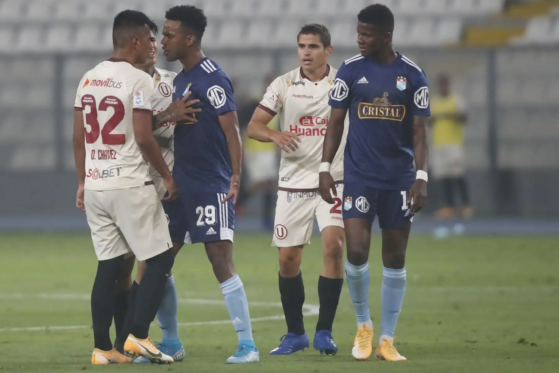El futbolista D. Chávez de  Universitario , discute con la pelota con N. Loyola  de  Sporting Cristal, durante el partido por la el título nacional de la  Liga 1 del Torneo Apertura 2020, en el Estadio Nacional.  
Foto: Liga 1 FPF El futbolista D. Chávez de  Universitario , discute con la pelota con N. Loyola  de  Sporting Cristal, durante el partido por la el título nacional de la  Liga 1 del Torneo Apertura 2020, en el Estadio Nacional.  
Foto: Liga 1 FPF