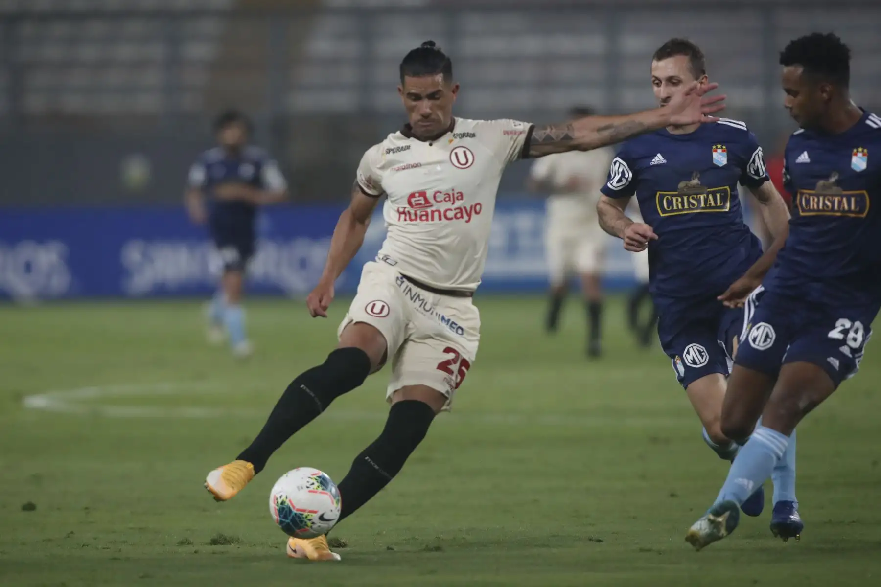 El futbolista Do Santos de  Universitario , disputa la pelota con el jugador de  Sporting Cristal, durante el partido por la el título nacional de la  Liga 1 del Torneo Apertura 2020, en el Estadio Nacional.  
Foto: Liga 1 FPF El futbolista Do Santos de  Universitario , disputa la pelota con el jugador de  Sporting Cristal, durante el partido por la el título nacional de la  Liga 1 del Torneo Apertura 2020, en el Estadio Nacional.  
Foto: Liga 1 FPF