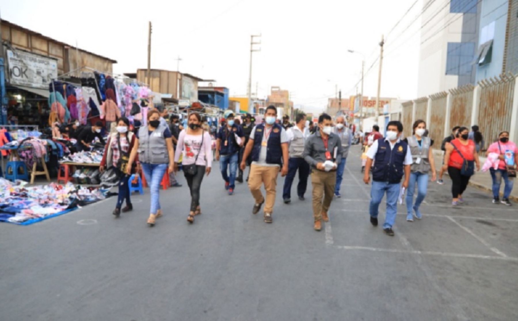 Autoridades realizaron un operativo para evitar la venta de productos pirotécnicos en el centro de la ciudad de Chimbote, ante la proximidad de las celebraciones de Navidad y Año Nuevo.