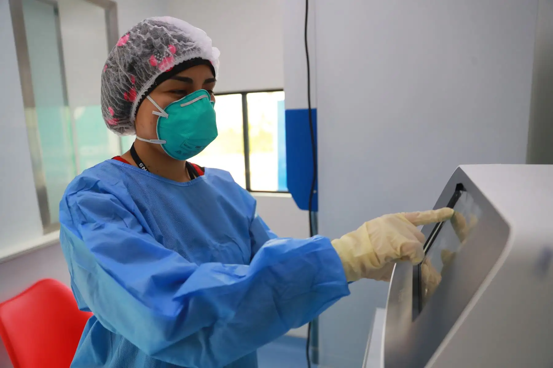 INS presentó nuevos laboratorios móviles innovadores para el diagnóstico molecular del covid-19 que serán trasladados a las regiones de Madre de Dios, Piura y uno quedará en Lima. 

Foto: ANDINA/Carla Patiño Ramírez