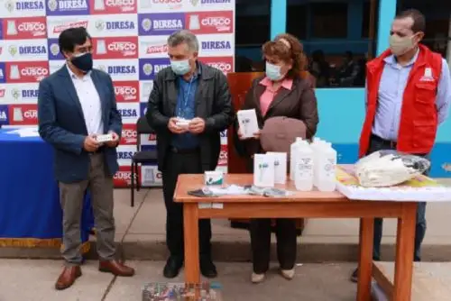 Ante un probable repunte de contagios de covid-19 en zonas andinas y amazónicas de Cusco, el gobierno regional entregó a la Dirección Regional de Salud equipos de bioseguridad y monitoreo, consistentes de 160 pulsioxímetros y 160 termómetros, alcohol y mascarillas.