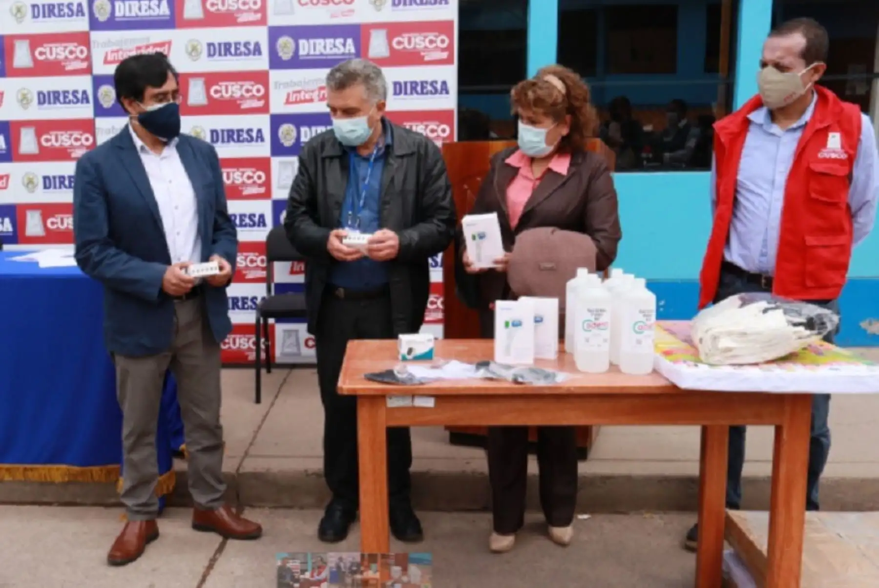 Ante un probable repunte de contagios de covid-19 en zonas andinas y amazónicas de Cusco, el gobierno regional entregó a la Dirección Regional de Salud equipos de bioseguridad y monitoreo, consistentes de 160 pulsioxímetros y 160 termómetros, alcohol y mascarillas.