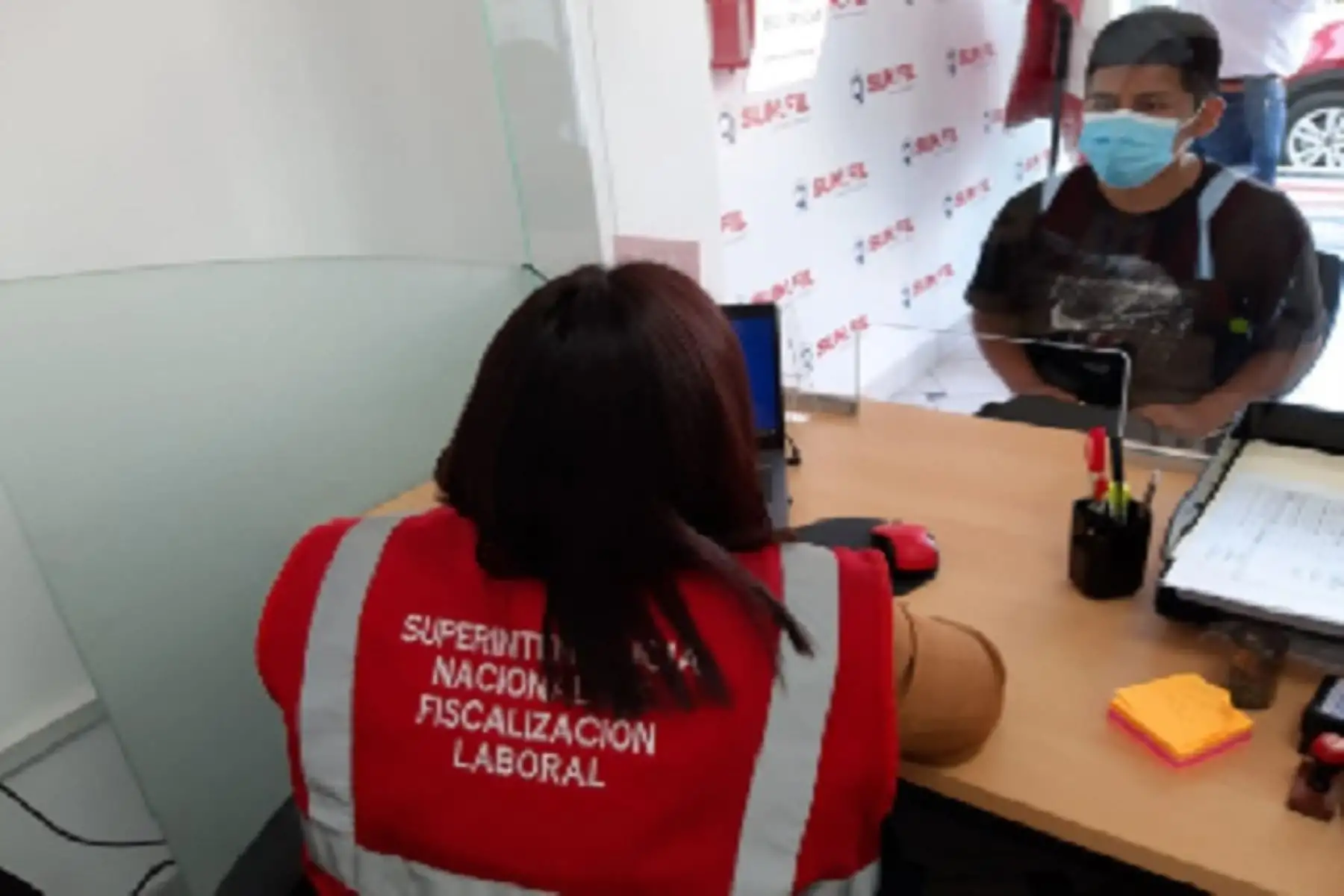 La región Tacna cuenta con 3,856 empresas que brindan trabajo a 18, 742 personas. La mayoría de las empresas se encuentran en los sectores de comercio, transporte y almacenamiento, además de hoteles y restaurantes.