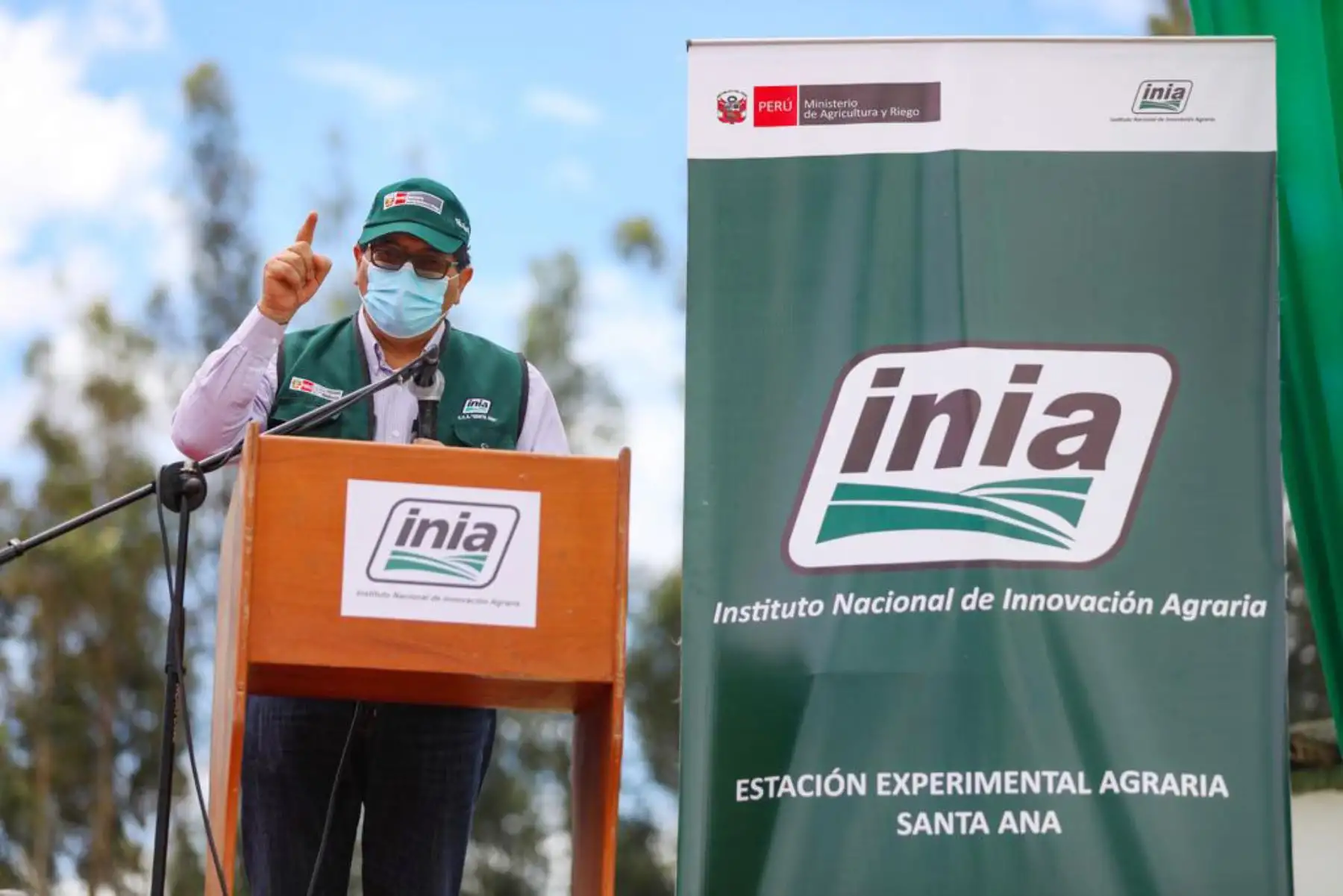 El ministro de Agricultura, Federico Tenorio realizó el lanzamiento del Programa Ganadería Nacional en la EEA Santa Ana en Junín y participó en la entrega equipos tecnológicos que fortalecerá los servicios de transferencia de tecnología, investigación agraria y valoración de los recursos genéticos.
Foto: Midagri