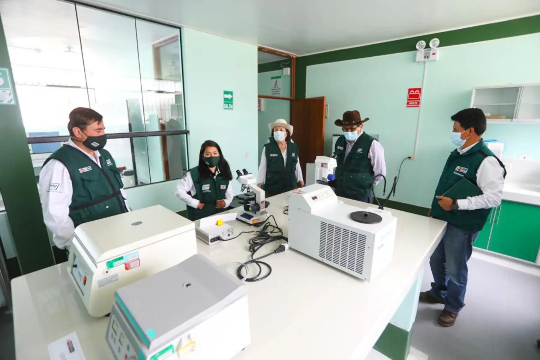 El ministro de Agricultura, Federico Tenorio realizó el lanzamiento del Programa Ganadería Nacional en la EEA Santa Ana en Junín y participó en la entrega equipos tecnológicos que fortalecerá los servicios de transferencia de tecnología, investigación agraria y valoración de los recursos genéticos.
Foto: Midagri