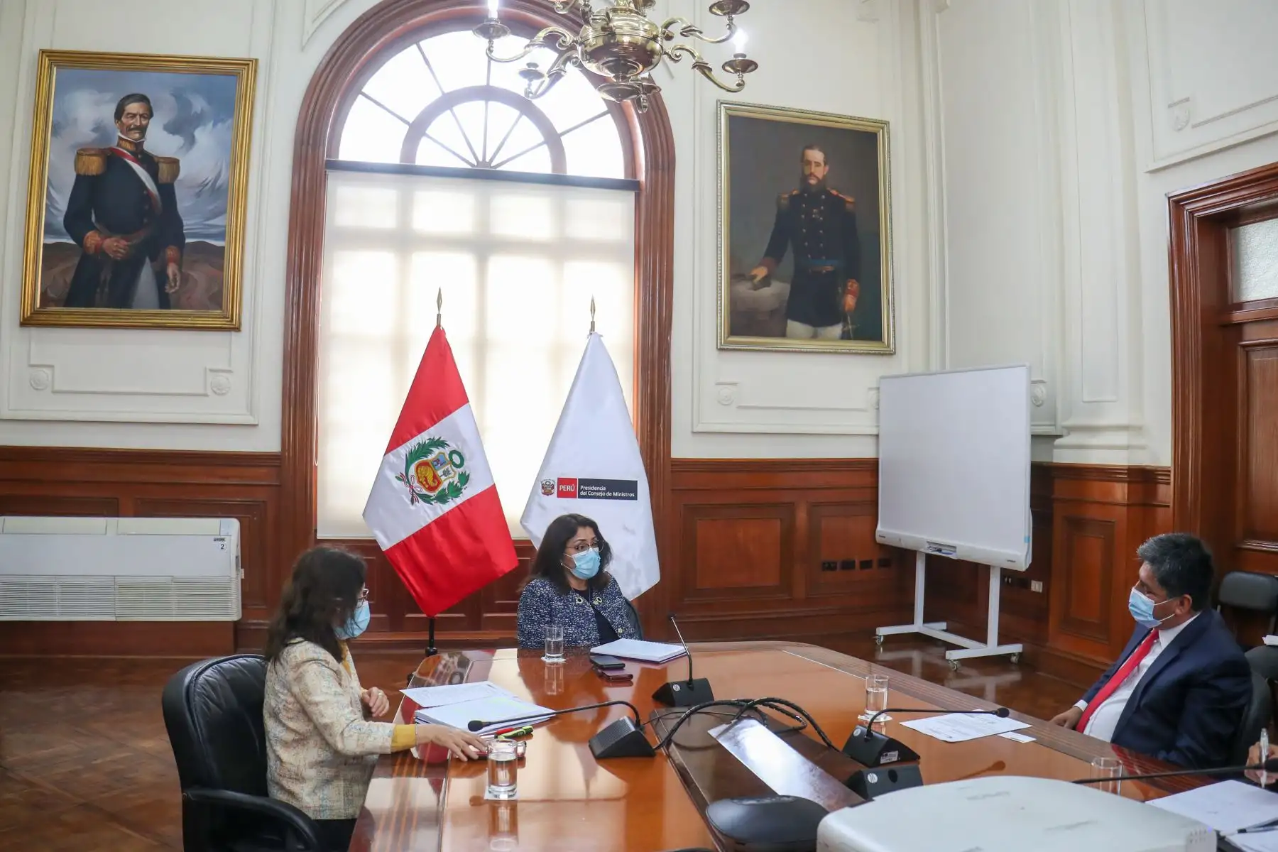 La presidenta del Consejo de Ministros, Violeta Bermúdez se reunió con el gobernador regional de Ayacucho, Carlos Alberto Rúa Carbajal.
Foto:PCM