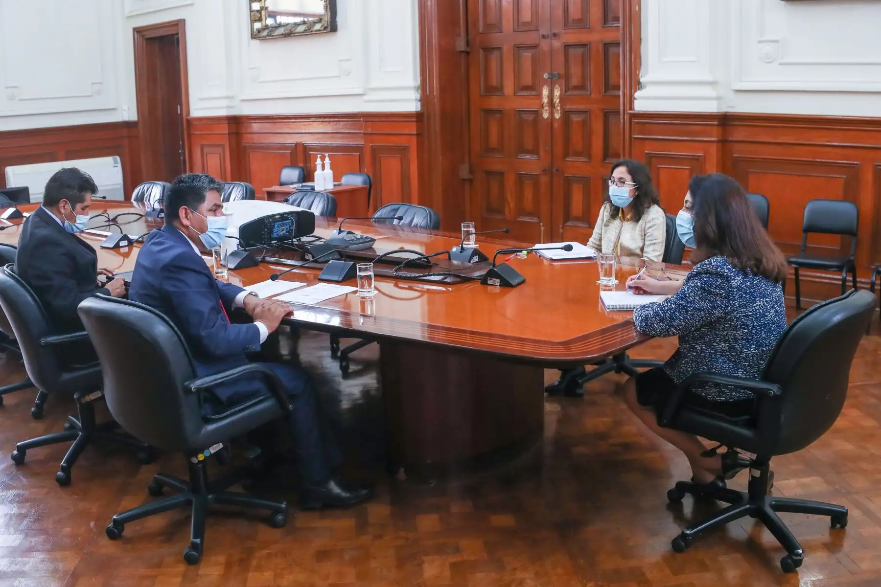 La presidenta del Consejo de Ministros, Violeta Bermúdez se reunió con el gobernador regional de Ayacucho, Carlos Alberto Rúa Carbajal.
Foto:PCM