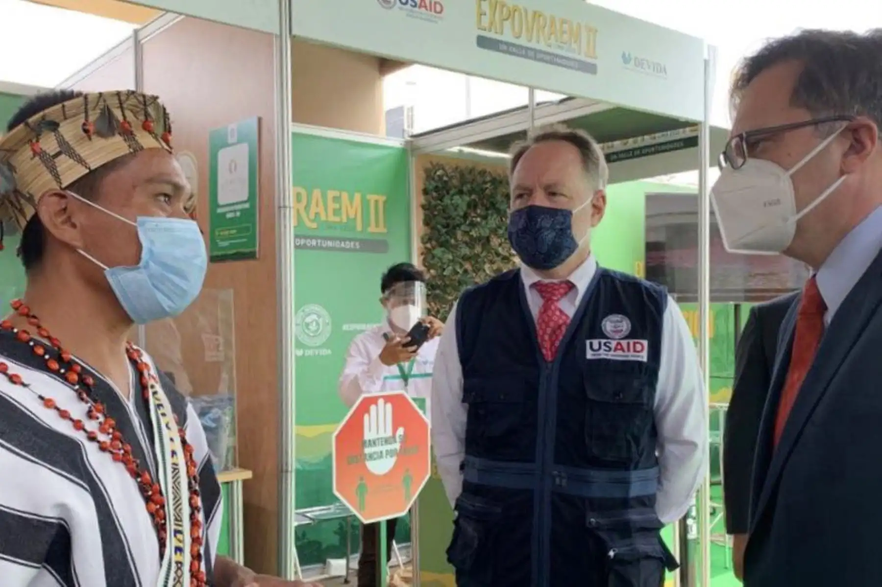 A fin de continuar fortaleciendo el trabajo de los productores y productoras del Valle de los Ríos Apurímac, Ene y Mantaro (Vraem), el presidente de Devida, Fidel Pintado Pasapera inaugura la feria Expo Vraem 2020, evento que resalta la labor de las 20 organizaciones de productores de café y cacao.
Foto: Devida