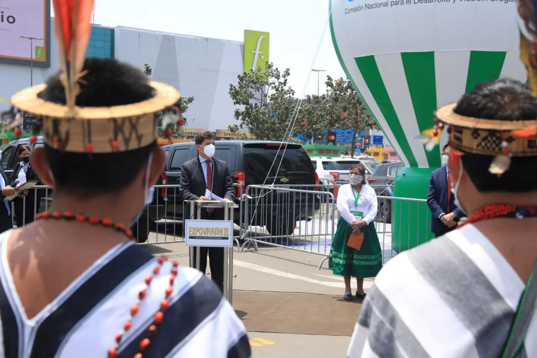 A fin de continuar fortaleciendo el trabajo de los productores y productoras del Valle de los Ríos Apurímac, Ene y Mantaro (Vraem), el presidente de Devida, Fidel Pintado Pasapera inaugura la feria Expo Vraem 2020, evento que resalta la labor de las 20 organizaciones de productores de café y cacao.
Foto: Devida