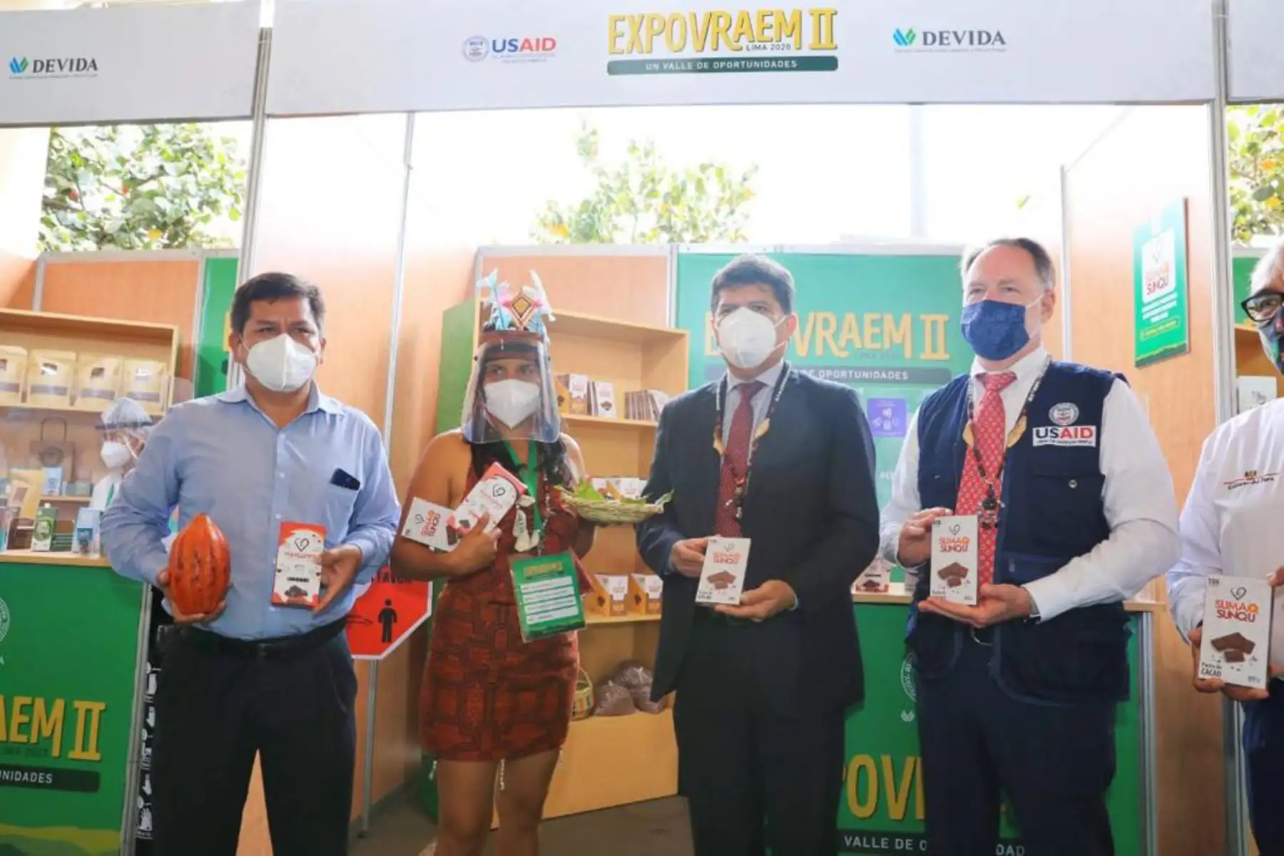 A fin de continuar fortaleciendo el trabajo de los productores y productoras del Valle de los Ríos Apurímac, Ene y Mantaro (Vraem), el presidente de Devida, Fidel Pintado Pasapera inaugura la feria Expo Vraem 2020, evento que resalta la labor de las 20 organizaciones de productores de café y cacao.
Foto: Devida