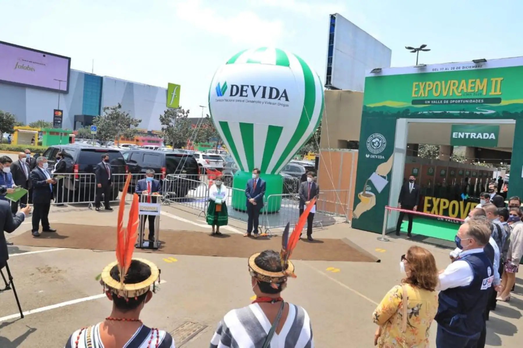 A fin de continuar fortaleciendo el trabajo de los productores y productoras del Valle de los Ríos Apurímac, Ene y Mantaro (Vraem), el presidente de Devida, Fidel Pintado Pasapera inaugura la feria Expo Vraem 2020, evento que resalta la labor de las 20 organizaciones de productores de café y cacao.
Foto: Devida
