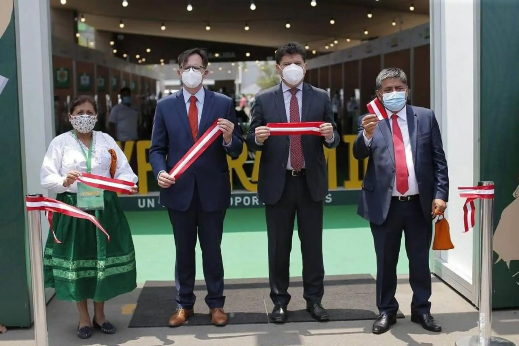 A fin de continuar fortaleciendo el trabajo de los productores y productoras del Valle de los Ríos Apurímac, Ene y Mantaro (Vraem), el presidente de Devida, Fidel Pintado Pasapera inaugura la feria Expo Vraem 2020, evento que resalta la labor de las 20 organizaciones de productores de café y cacao.
Foto: Devida