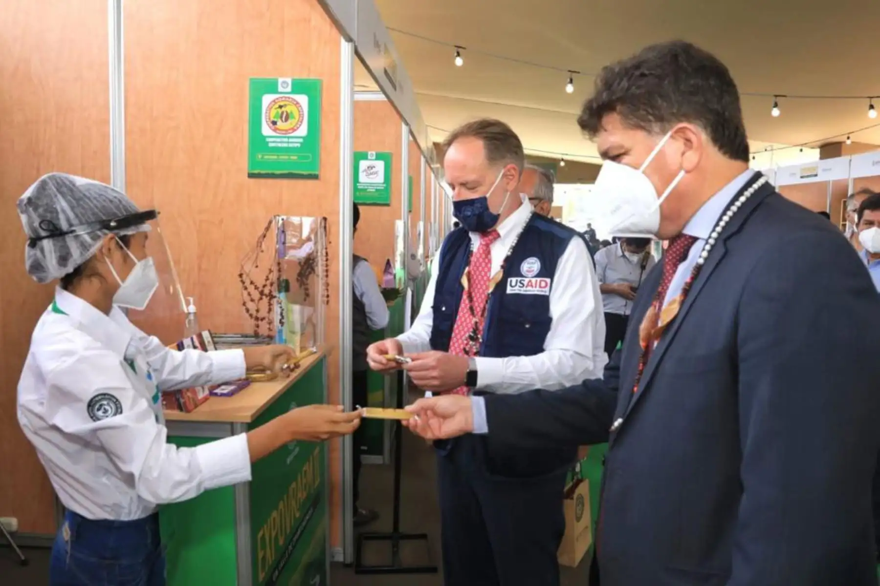 A fin de continuar fortaleciendo el trabajo de los productores y productoras del Valle de los Ríos Apurímac, Ene y Mantaro (Vraem), el presidente de Devida, Fidel Pintado Pasapera inaugura la feria Expo Vraem 2020, evento que resalta la labor de las 20 organizaciones de productores de café y cacao.
Foto: Devida