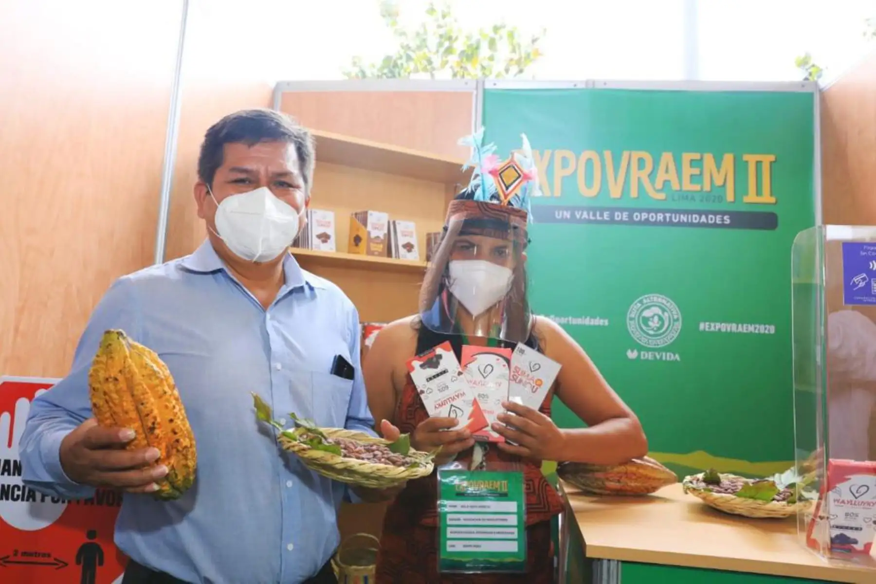 A fin de continuar fortaleciendo el trabajo de los productores y productoras del Valle de los Ríos Apurímac, Ene y Mantaro (Vraem), el presidente de Devida, Fidel Pintado Pasapera inaugura la feria Expo Vraem 2020, evento que resalta la labor de las 20 organizaciones de productores de café y cacao.
Foto: Devida