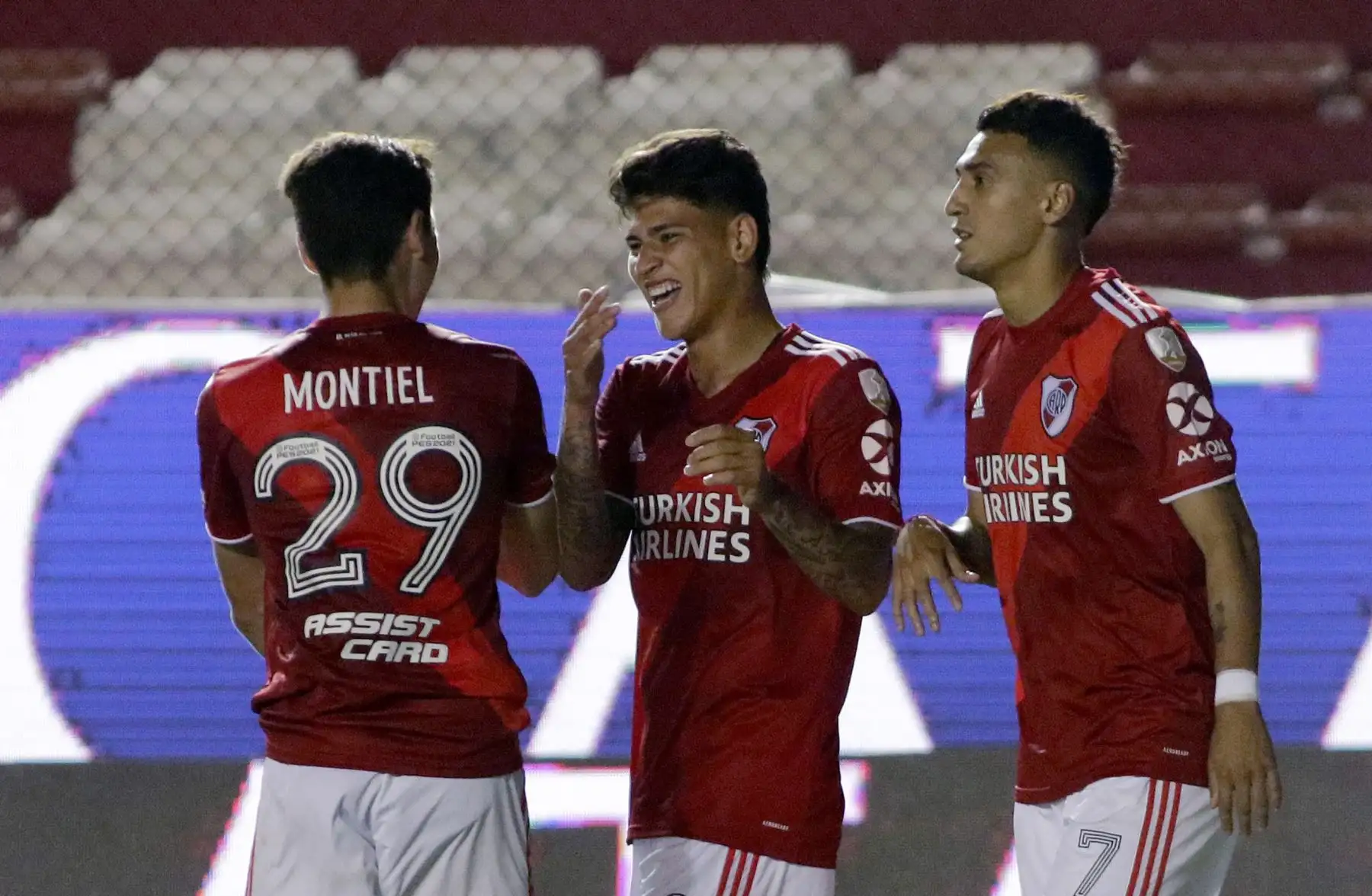 El colombiano argentino de River Plate Jorge Carrascal  celebra con sus compañeros de equipo después de anotar contra el Nacional de Uruguay durante su partido de fútbol de cuartos de final de la Copa Libertadores a puerta cerrada en el estadio Gran Parque Central en Montevideo.
Foto: AFP
