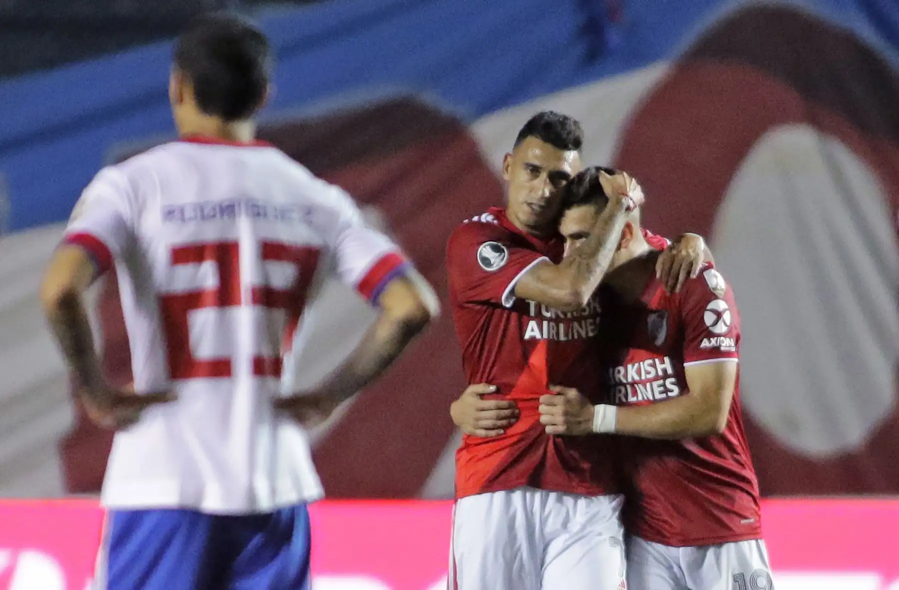 El colombiano de River Plate de Argentina Rafael Santos Borre  celebra con su compañero Matías Suárez después de anotar contra el Nacional de Uruguay durante su partido de fútbol de cuartos de final de la Copa Libertadores a puerta cerrada en el estadio Gran Parque Central en Montevideo.
Foto: AFP