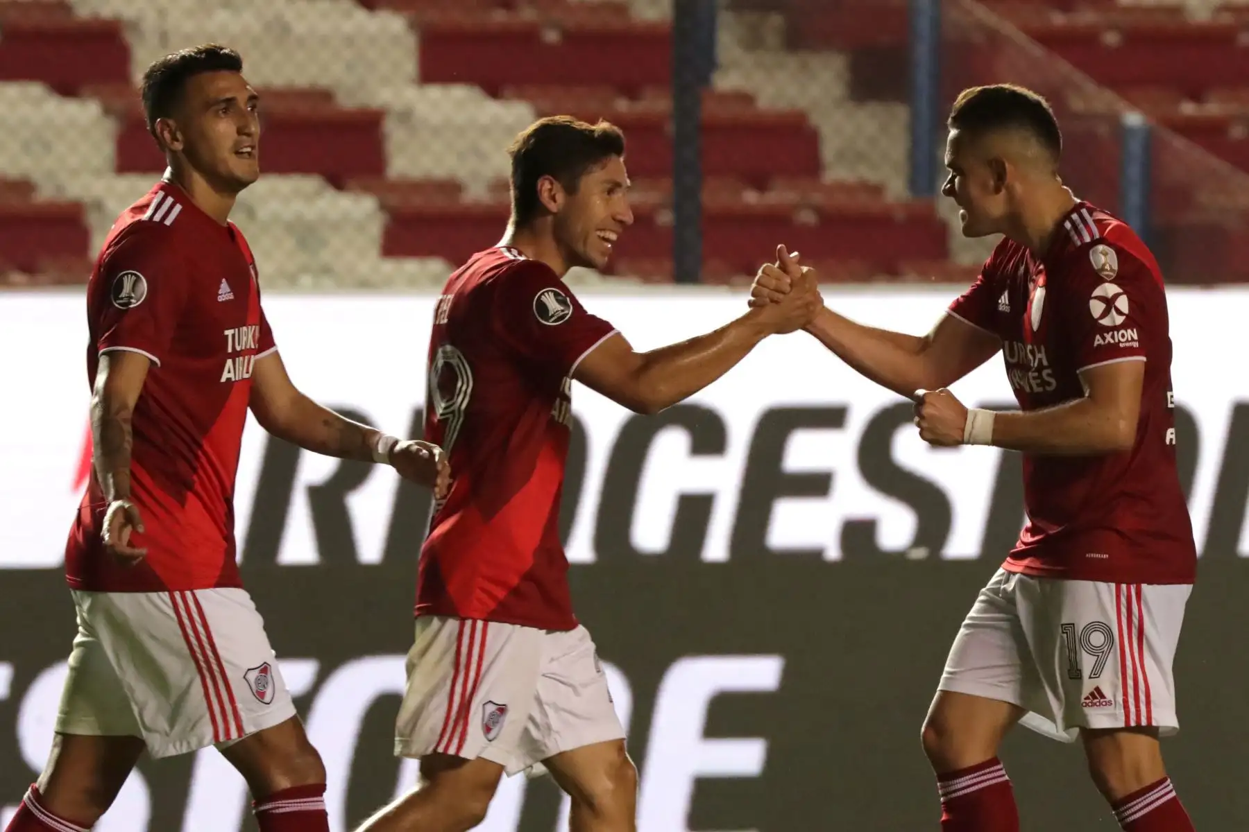 Rafael Santos Borré de River celebra un gol hoy, en un partido de los cuartos de final de la Copa Libertadores entre Club Nacional y River Plate en el estadio Gran Parque Central en Montevideo.
Foto: EFE