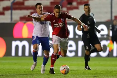 Gabriel Neves de Nacional disputa un balón con Rafael Santos Borré de River, en un partido de los cuartos de final de la Copa Libertadores entre Club Nacional y River Plate en el estadio Gran Parque Central en Montevideo. Foto: EFE