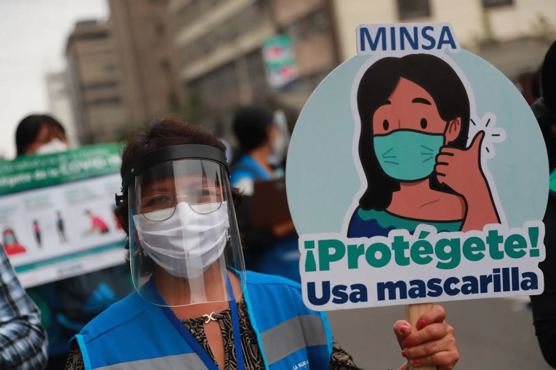 En marco del “Plan de Preparación y Respuesta ante una posible segunda ola de la COVID-19”, el Ministerio de Salud (Minsa) con los funcionarios de la Municipalidad de Lima, supervisan Mesa Redonda para verificar que en el conglomerado y los establecimientos comerciales se cumplan con las medidas sanitarias y los protocolos de atención.

Foto: ANDINA/Carla Patiño