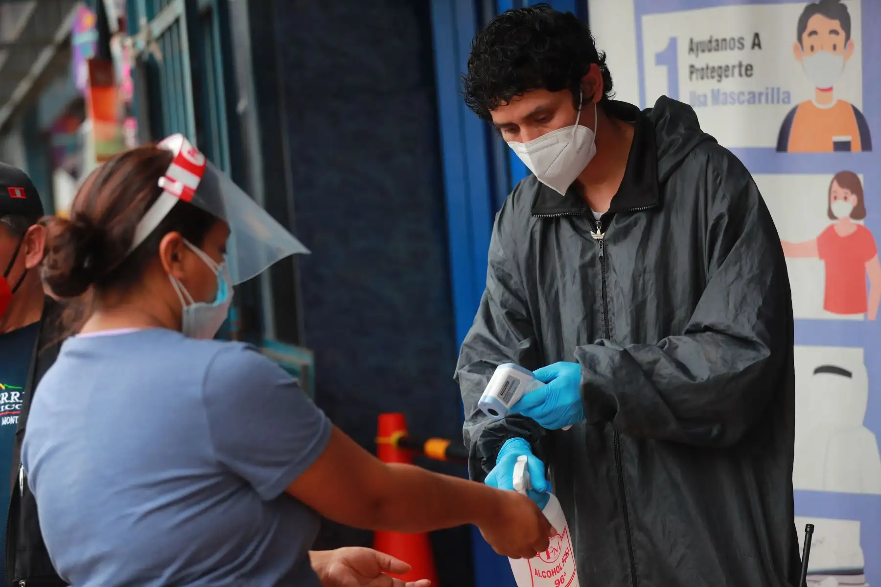 En marco del “Plan de Preparación y Respuesta ante una posible segunda ola de la COVID-19”, el Ministerio de Salud (Minsa) con los funcionarios de la Municipalidad de Lima, supervisan Mesa Redonda para verificar que en el conglomerado y los establecimientos comerciales se cumplan con las medidas sanitarias y los protocolos de atención.

Foto: ANDINA/Carla Patiño