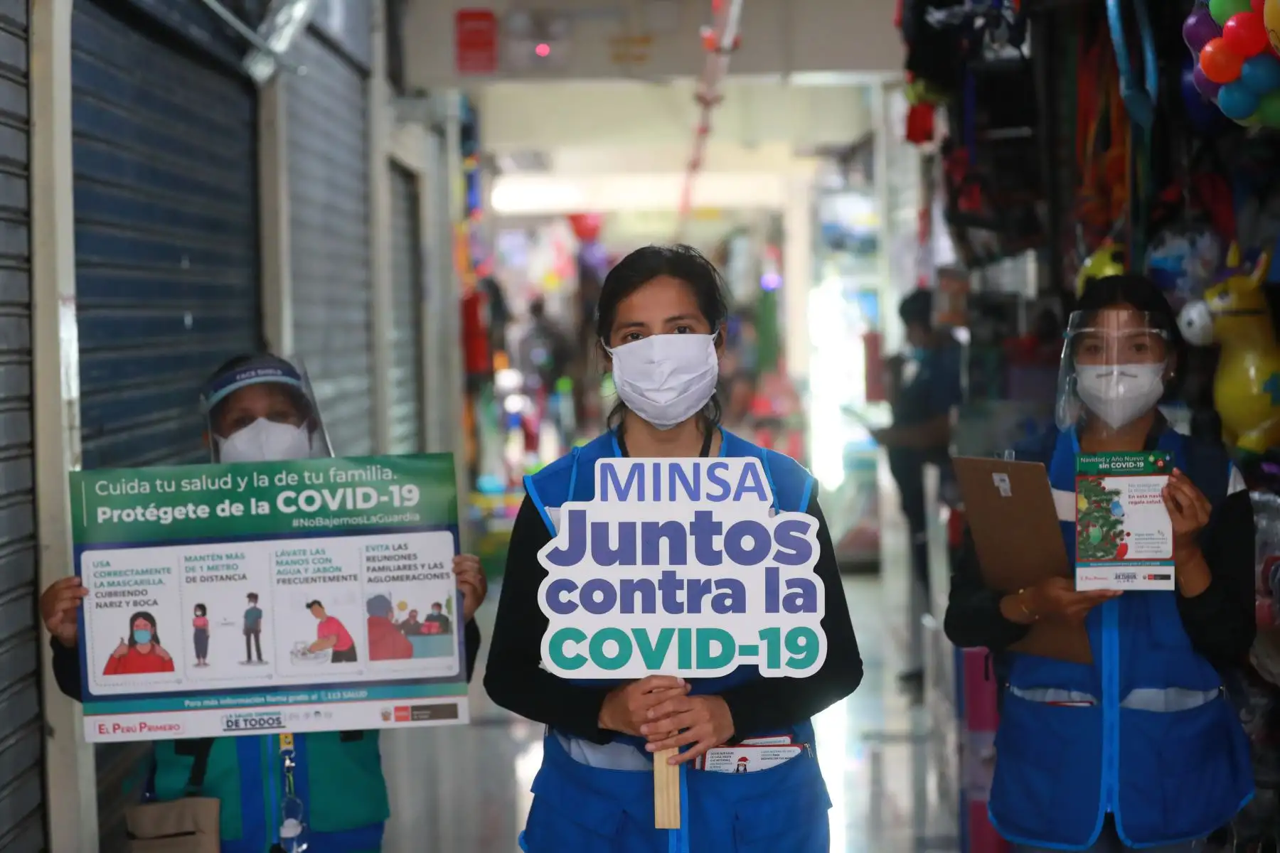 En marco del “Plan de Preparación y Respuesta ante una posible segunda ola de la COVID-19”, el Ministerio de Salud (Minsa) con los funcionarios de la Municipalidad de Lima, supervisan Mesa Redonda para verificar que en el conglomerado y los establecimientos comerciales se cumplan con las medidas sanitarias y los protocolos de atención.

Foto: ANDINA/Carla Patiño