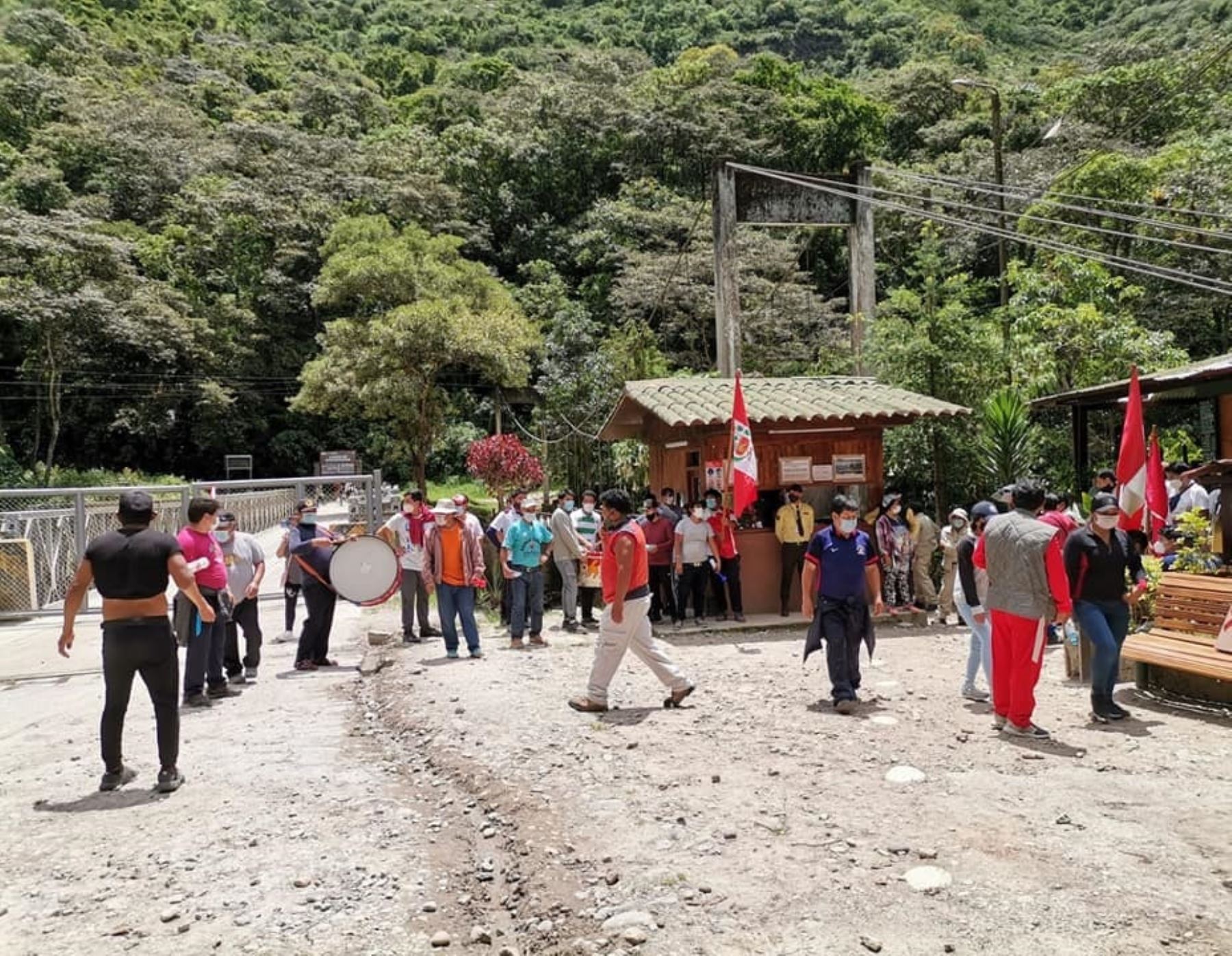 Machu Picchu Pueblo suspende paro y se reanudan actividades comerciales. Se espera que en las próximas horas se reanude el servicio de trenes.