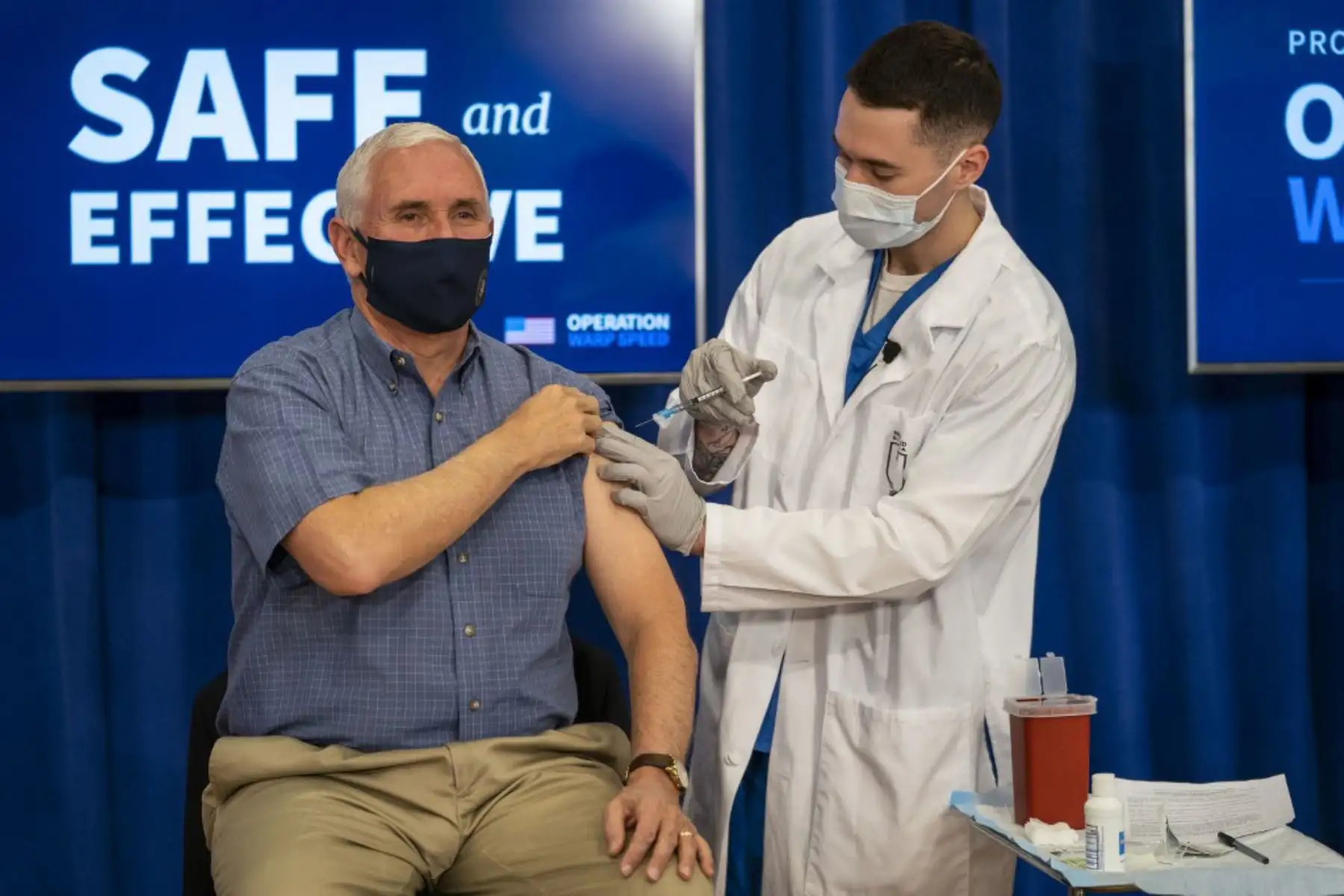 El vicepresidente de los Estados Unidos, Mike Pence, recibe una vacuna contra el  covid-19 como parte de una campaña del país para generar confianza entre la población sobre la seguridad y eficacia del ensayo.

Foto: AFP
