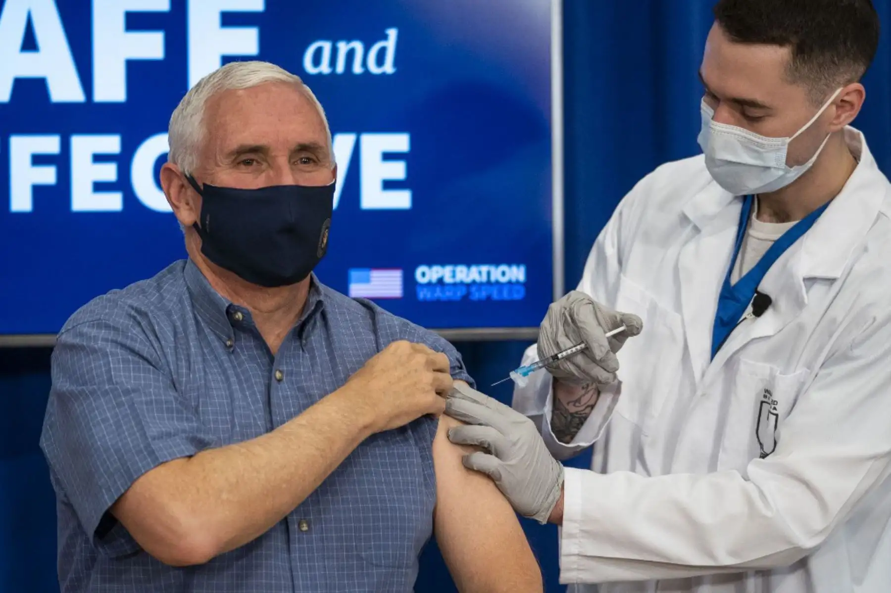 El vicepresidente de los Estados Unidos, Mike Pence, recibe una vacuna contra el  covid-19 como parte de una campaña del país para generar confianza entre la población sobre la seguridad y eficacia del ensayo.

Foto: AFP