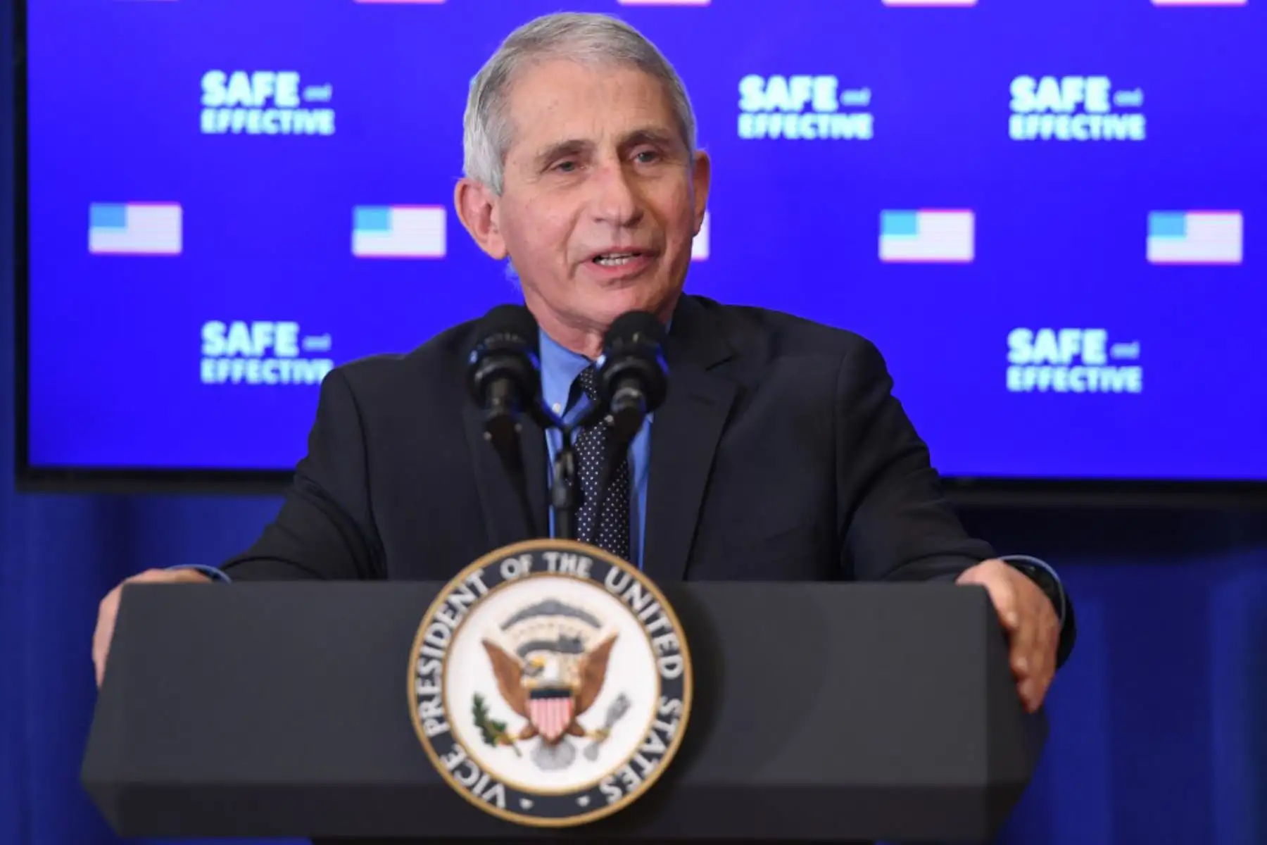 El director del Instituto Nacional de Alergias y Enfermedades Infecciosas, Anthony Fauci, declara después de que el vicepresidente de los Estados Unidos, Mike Pence, recibió la vacuna covid-19.

Foto:AFP