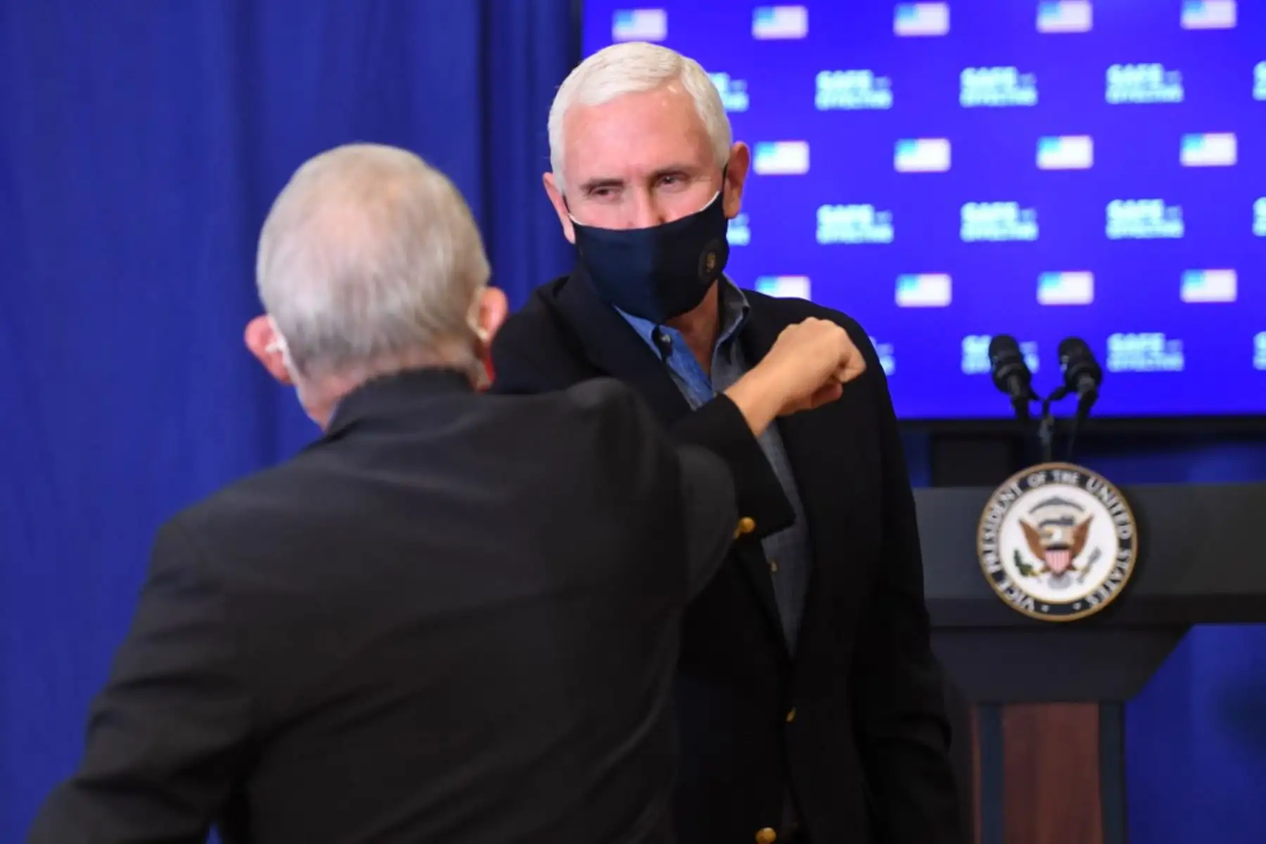 El vicepresidente de los Estados Unidos, Mike Pence, saluda al director del Instituto Nacional de Alergias y Enfermedades Infecciosas, Anthony Fauci, después de recibir la vacuna covid-19 en el edificio de oficinas ejecutivas de Eisenhower en Washingto.

Foto:AFP